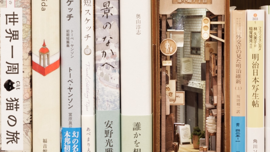 「旅」と「ミステリー」をテーマにしたこだわりの選書で約4,000冊の本を取り揃えております