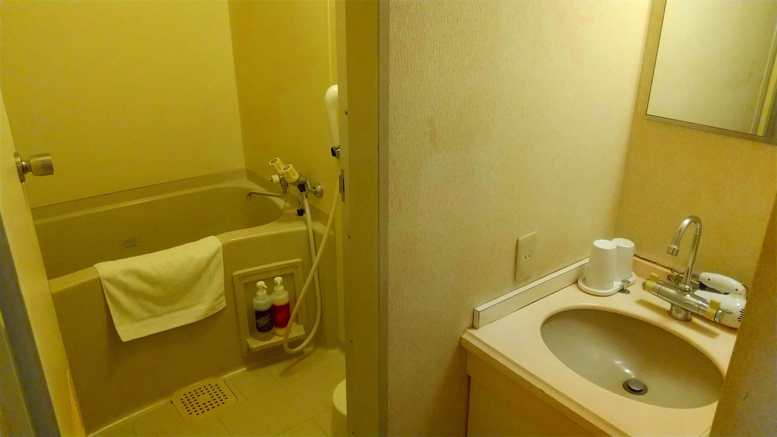 和室の洗面とバスルーム