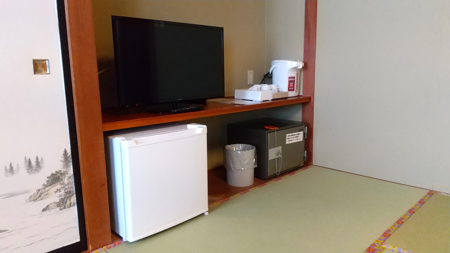 和室のテレビと冷蔵庫