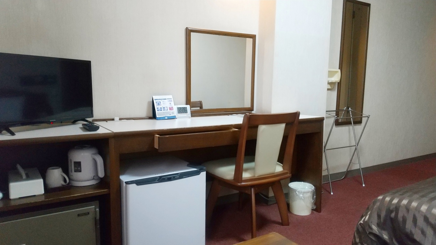 シングルルームのデスク周り