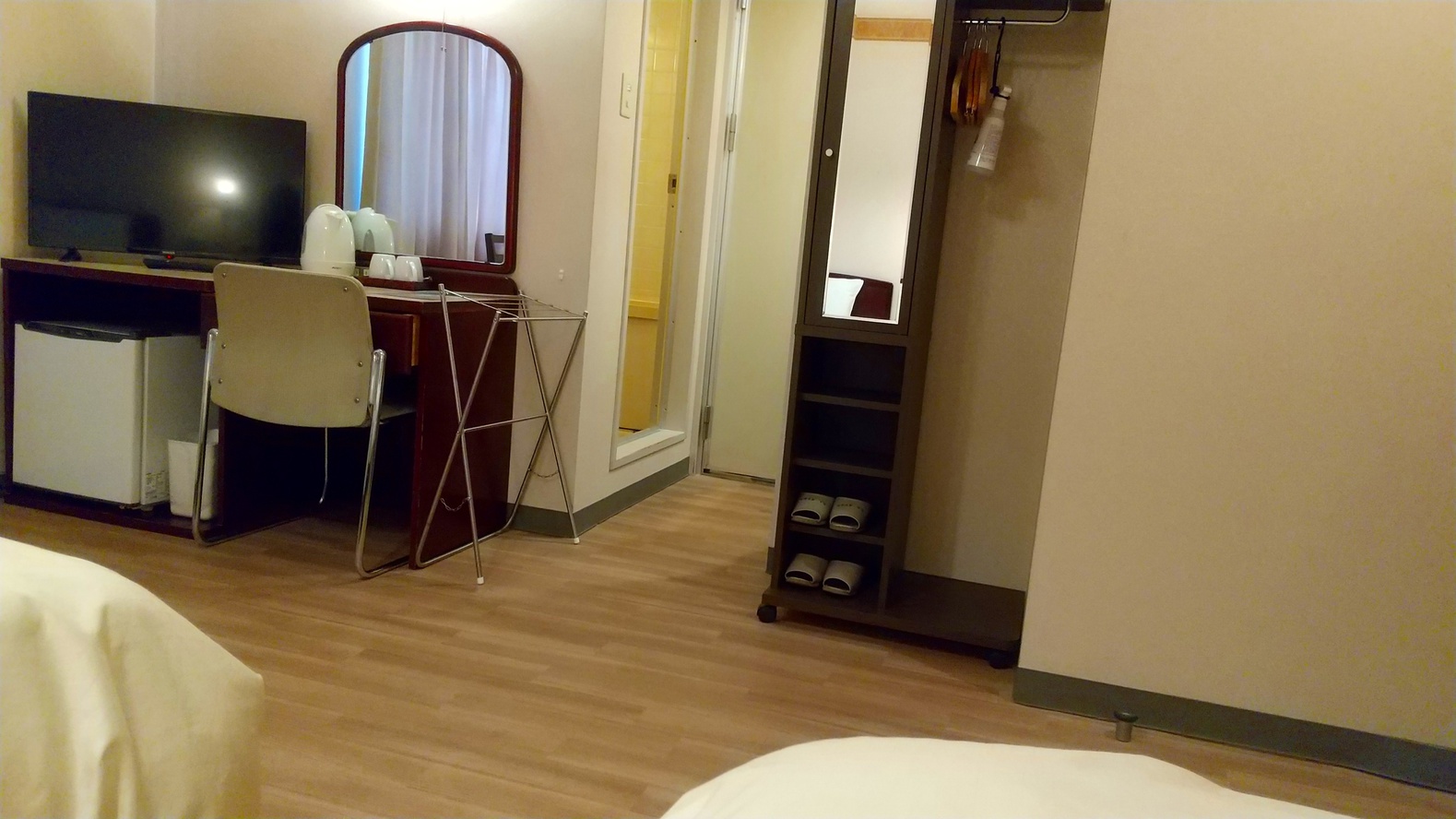 ツインルームのデスク周り