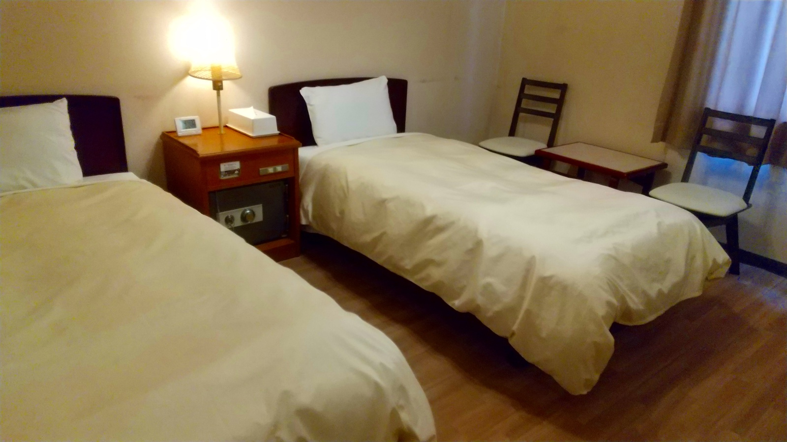 ツインルーム喫煙（ベッド幅100㎝／21㎡）