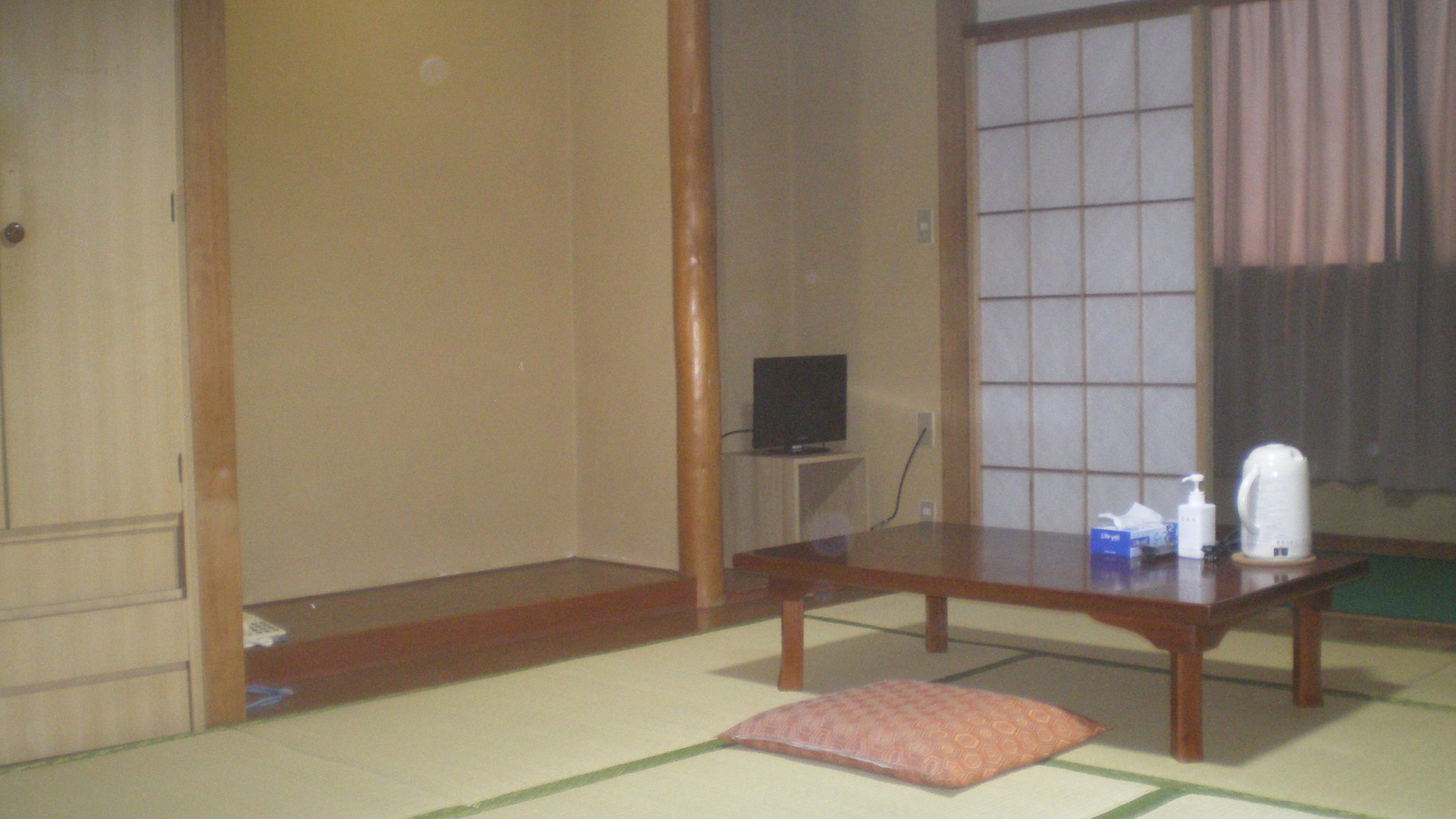 和室10畳バストイレウォシュレット共用  