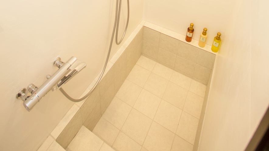 【客室共通】南国らしく浴室はシャワールームとなります