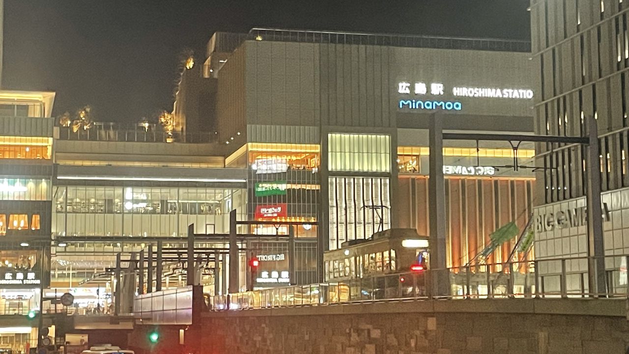 路面電車　広島駅（夜）