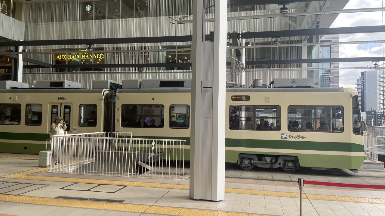 路面電車と相鉄フレッサイン広島駅前（昼）