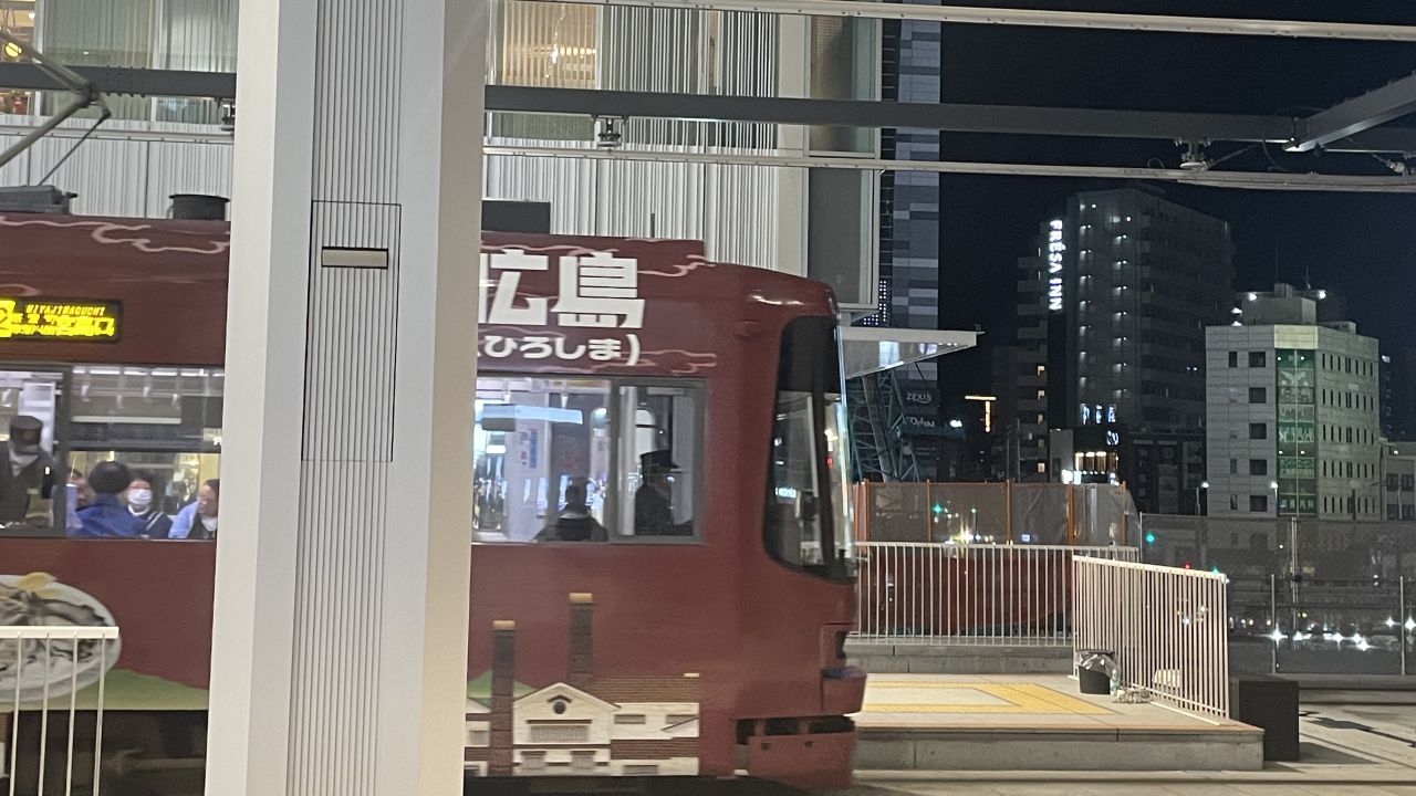 路面電車と相鉄フレッサイン広島駅前（夜）