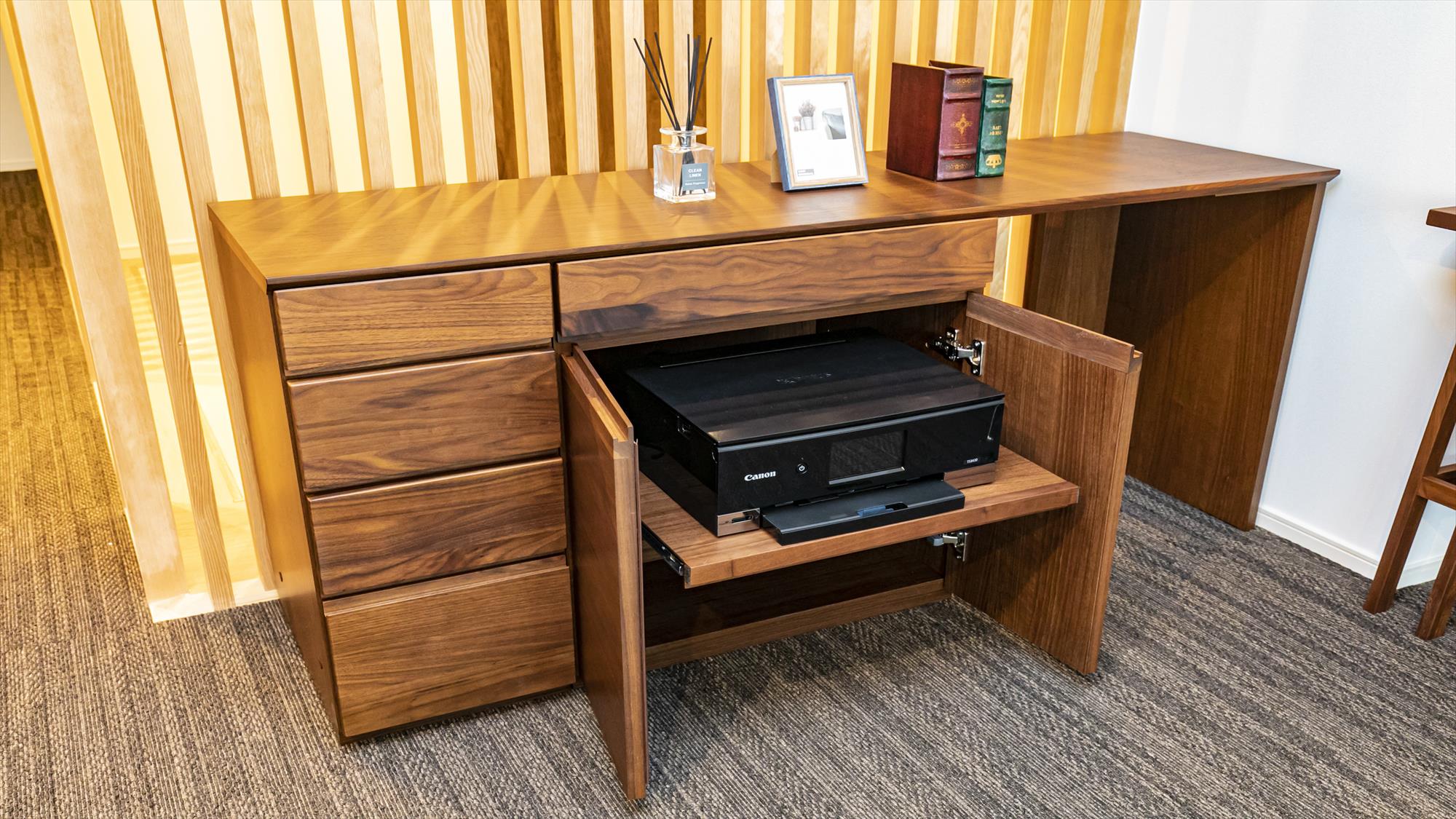 PC作業に最適なワークスペース、モニター、プリンター、WEBカメラ完備。