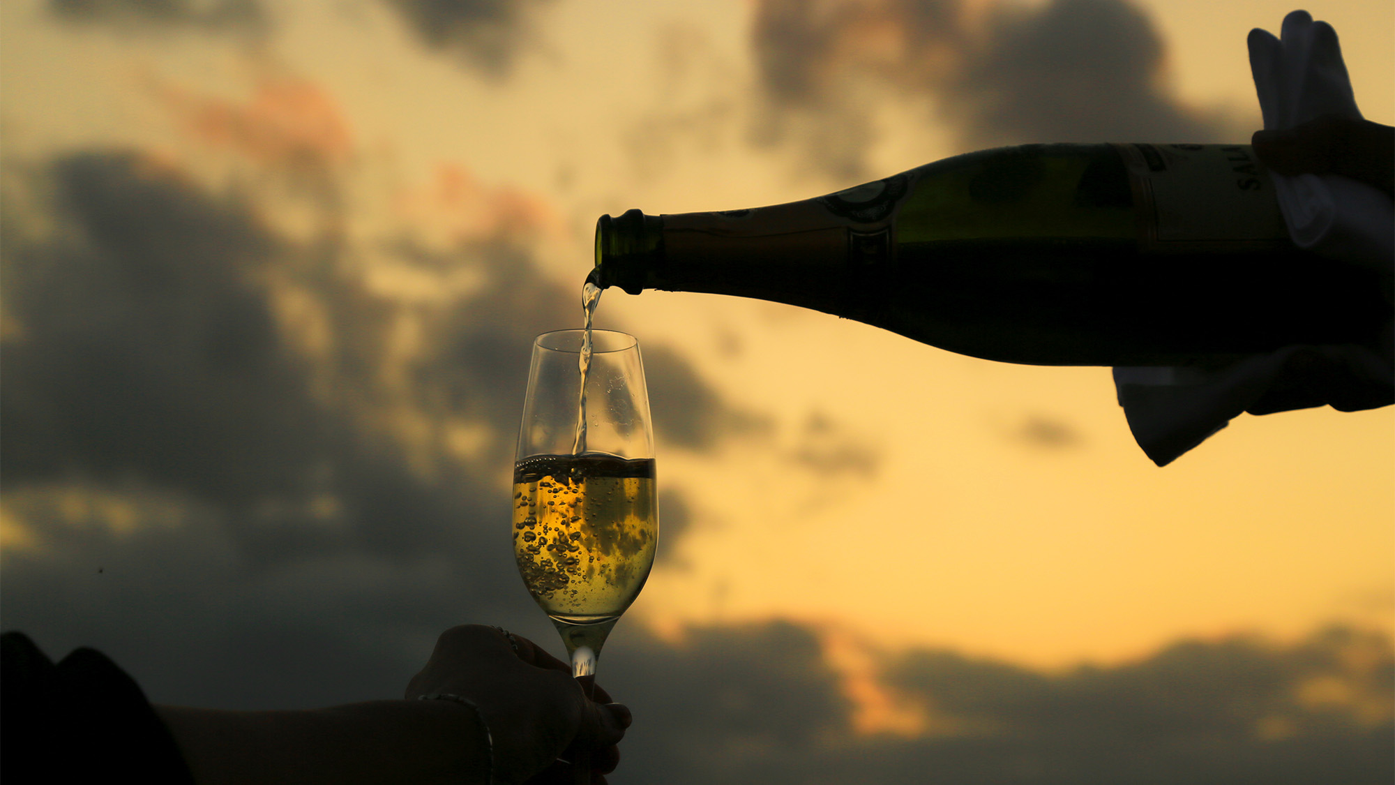 ・夕日の光がグラスを輝かせます