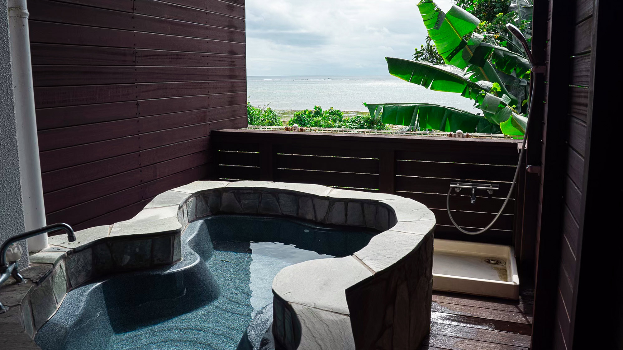 ・【水風呂】サウナ後は冷たい水風呂。石垣の海を眺めながら ととのう時間をお過ごしいただけます