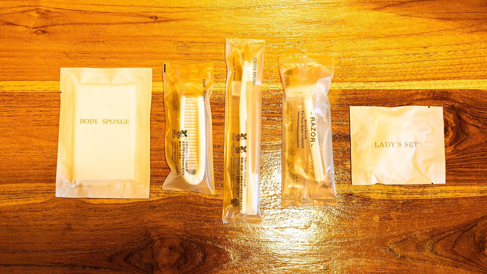 ・【スーペリアツインルーム】歯ブラシやコットンなどのアメニティをご用意。荷物が少なく済みます