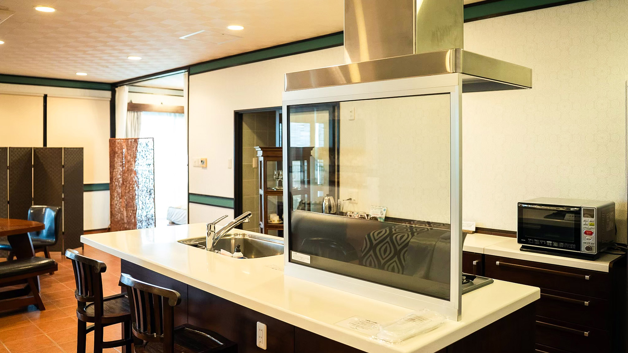 ・【スイートルーム】広々アイランドキッチンで、まるで自宅のような寛ぎ。ホテルステイをより快適に