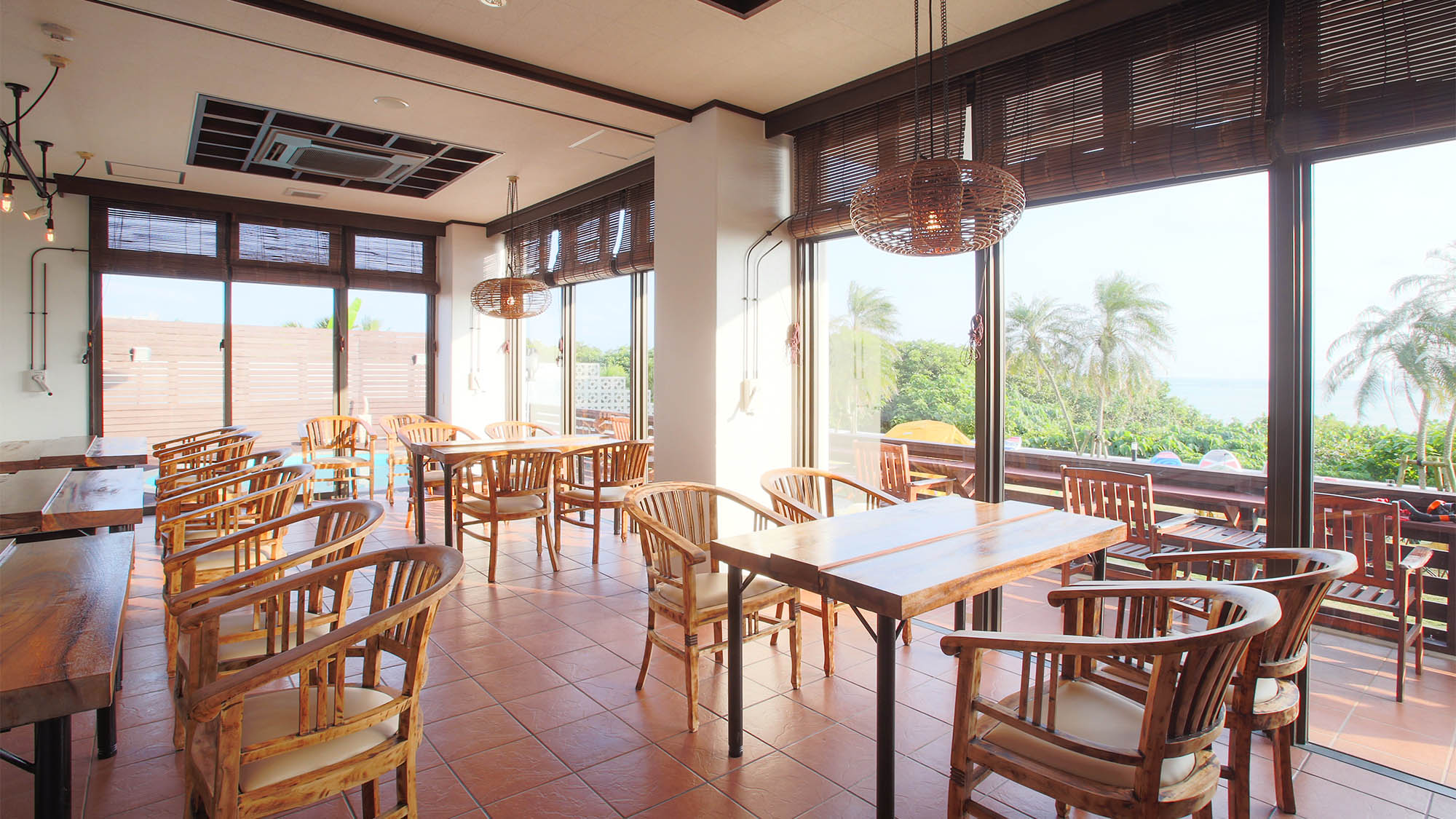 ・朝食会場／目の前に広がる海を一望しながらの朝食タイムをご満喫ください