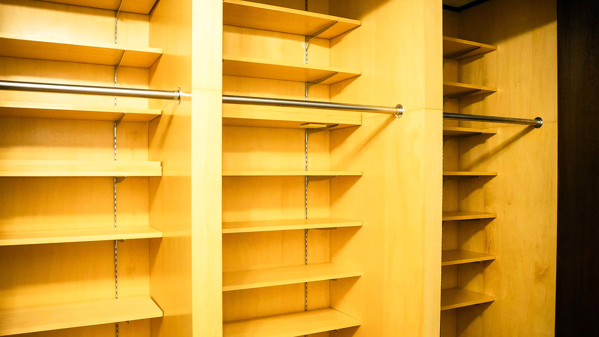 ・【スイートルーム】クローゼットは広く、長期滞在でも安心してお使いいただけます