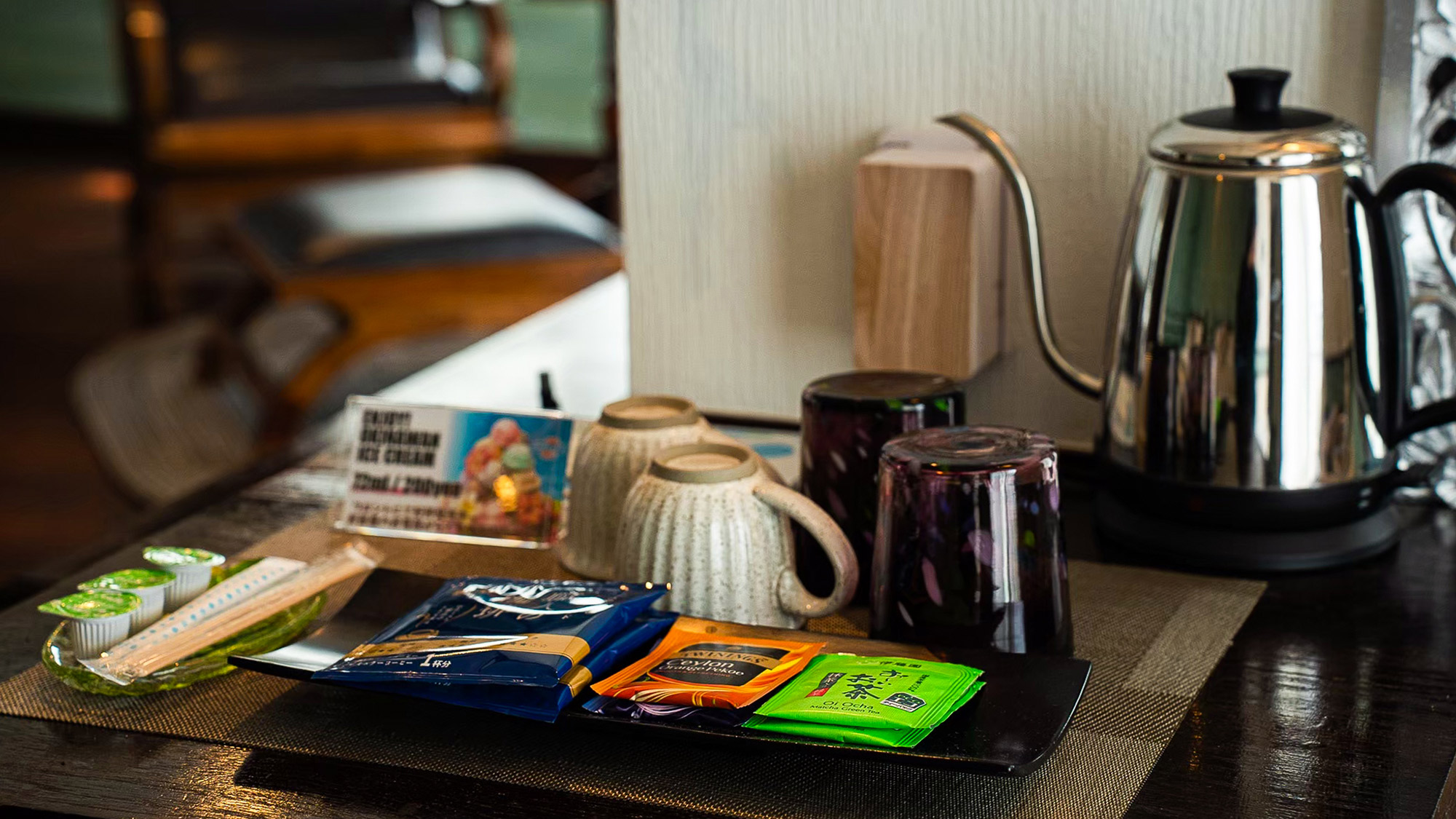 ・【デラックスツインルーム】ケトルやお茶をご用意。温かい飲み物でほっと一息ついていただけます