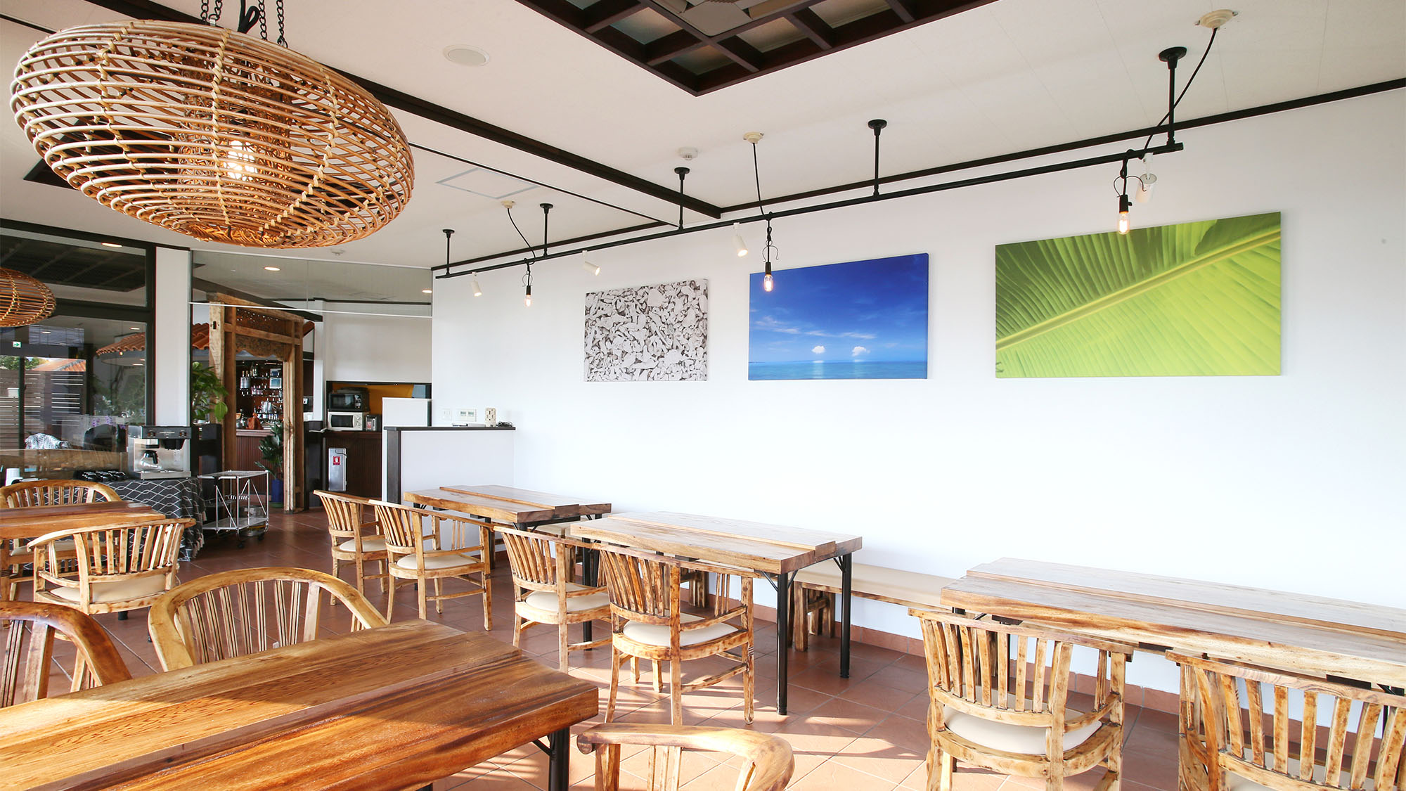 ・朝食会場／陽の光が差し込み明るく暖かな空間です