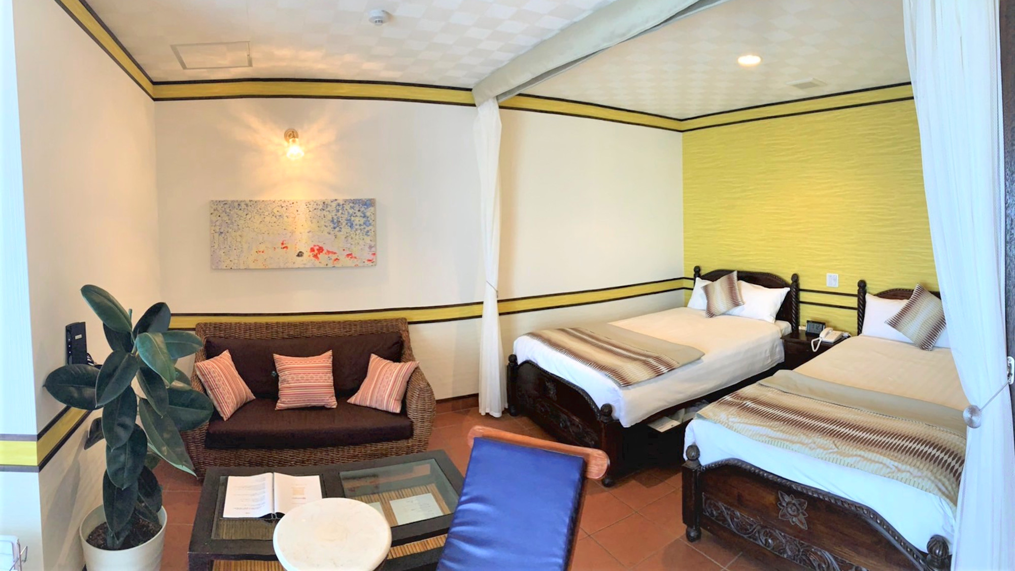 ・＜スーペリアツイン　Yuuna＞セミダブルベッド2台。3名様の場合はエキストラベッドをご用意します