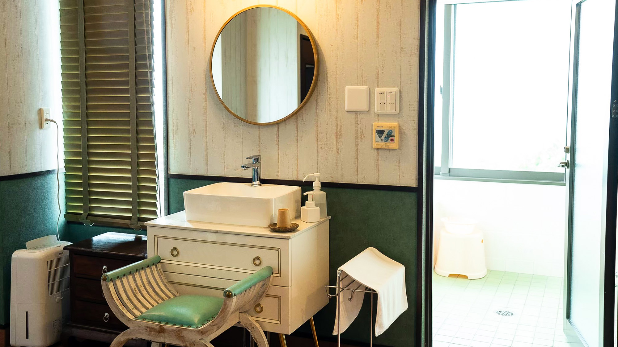 ・【デラックスダブルルーム】レトロでゴージャスな洗面所。朝の支度に便利な大きい鏡もございます