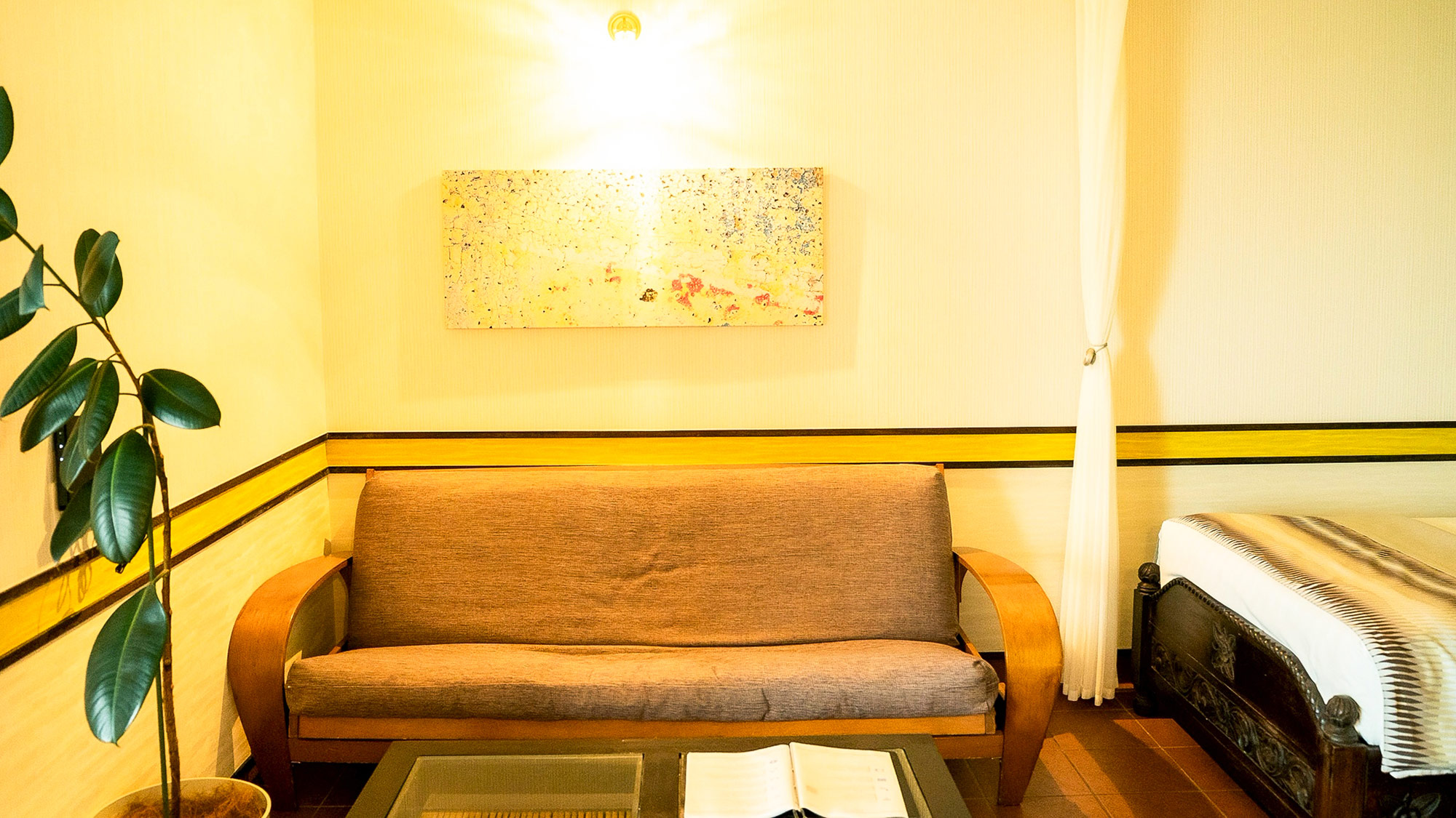 ・【スーペリアツインルーム】クラシックな木製家具とモダンな黄色が調和した贅沢な空間です