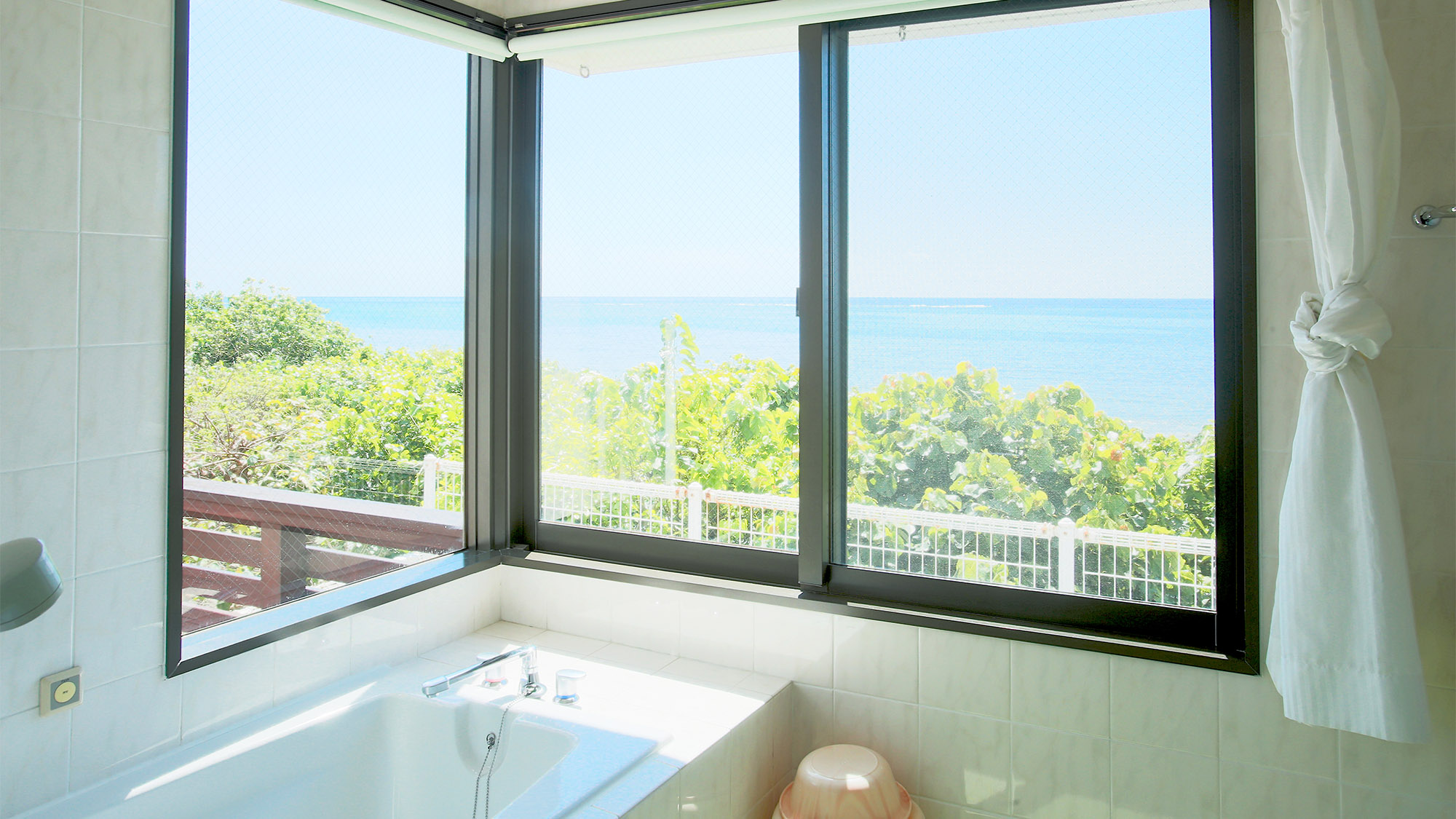 ・＜デラックスダブルルーム　Branches＞美しい海が見えるお風呂。日々のお疲れを癒しましょう♪