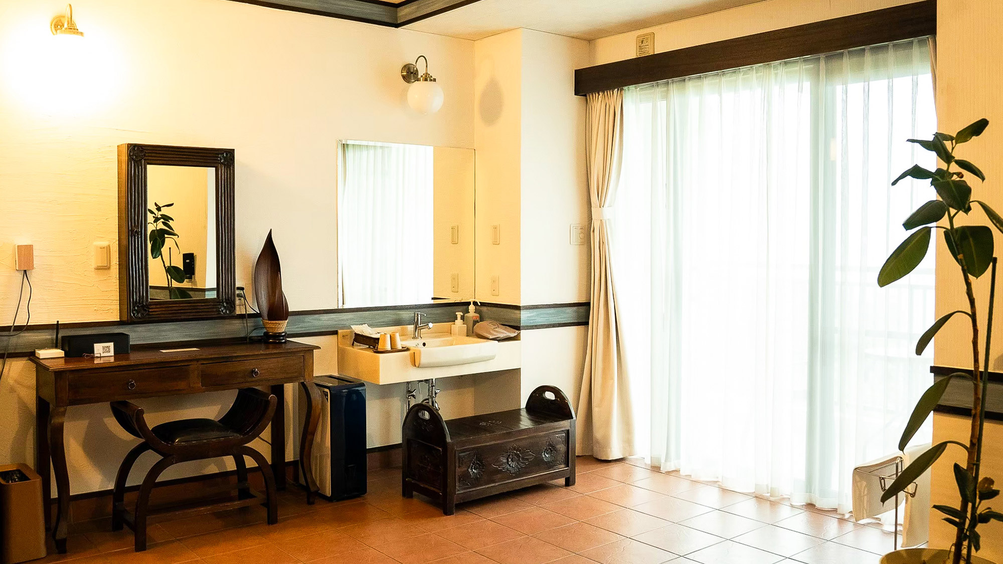 ・【スーペリアツインルーム】リゾート感のある広い洗面スペース。ゆったり身支度していただけます