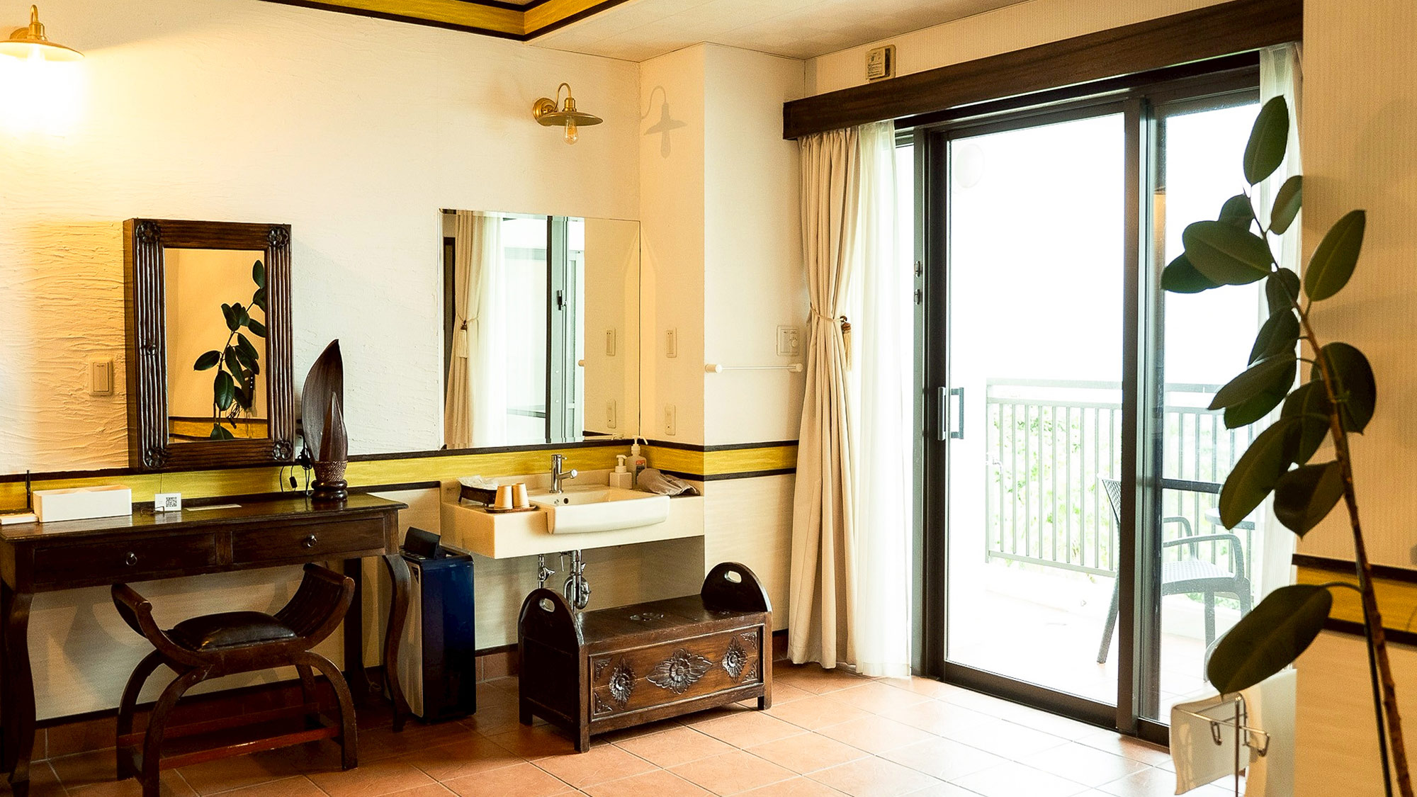 ・【スーペリアツインルーム】リゾート感のある広い洗面スペース。ゆったり身支度していただけます