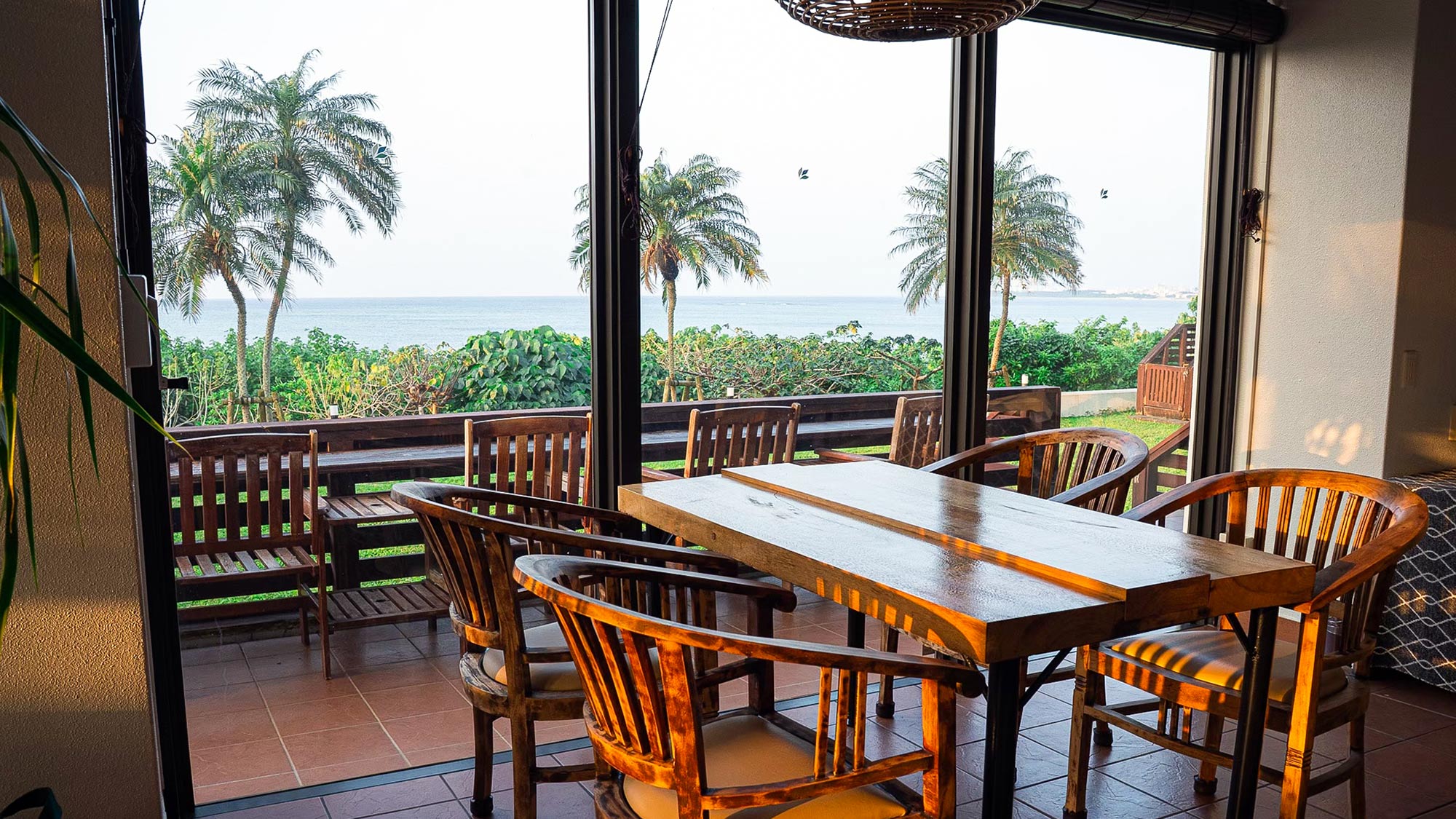 ・【レストラン】大きな窓から広がる絶景と、木の温もりに包まれる癒しのレストランスペース