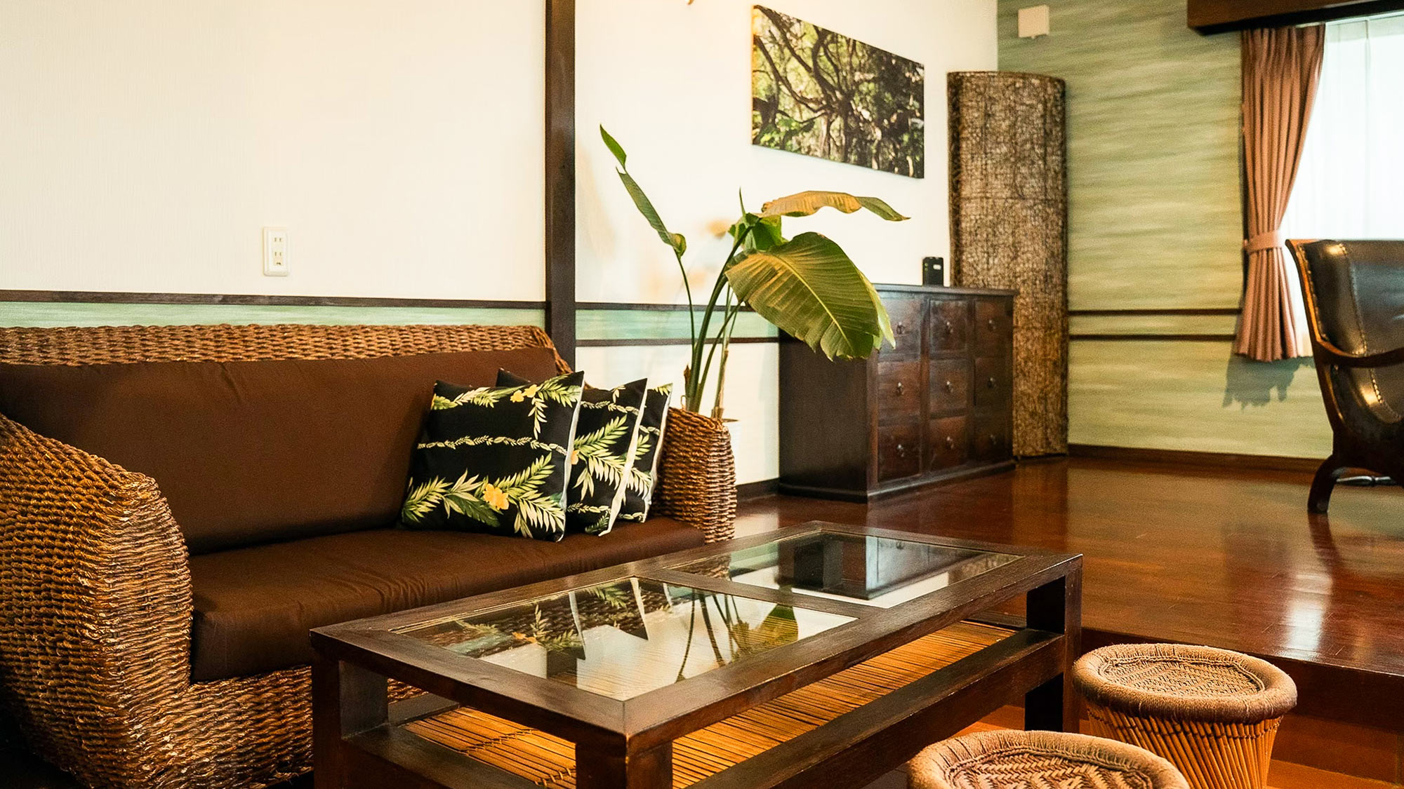 ・【デラックスツインルーム】落ち着きのあるリビング空間で、癒しのひとときをお過ごしください