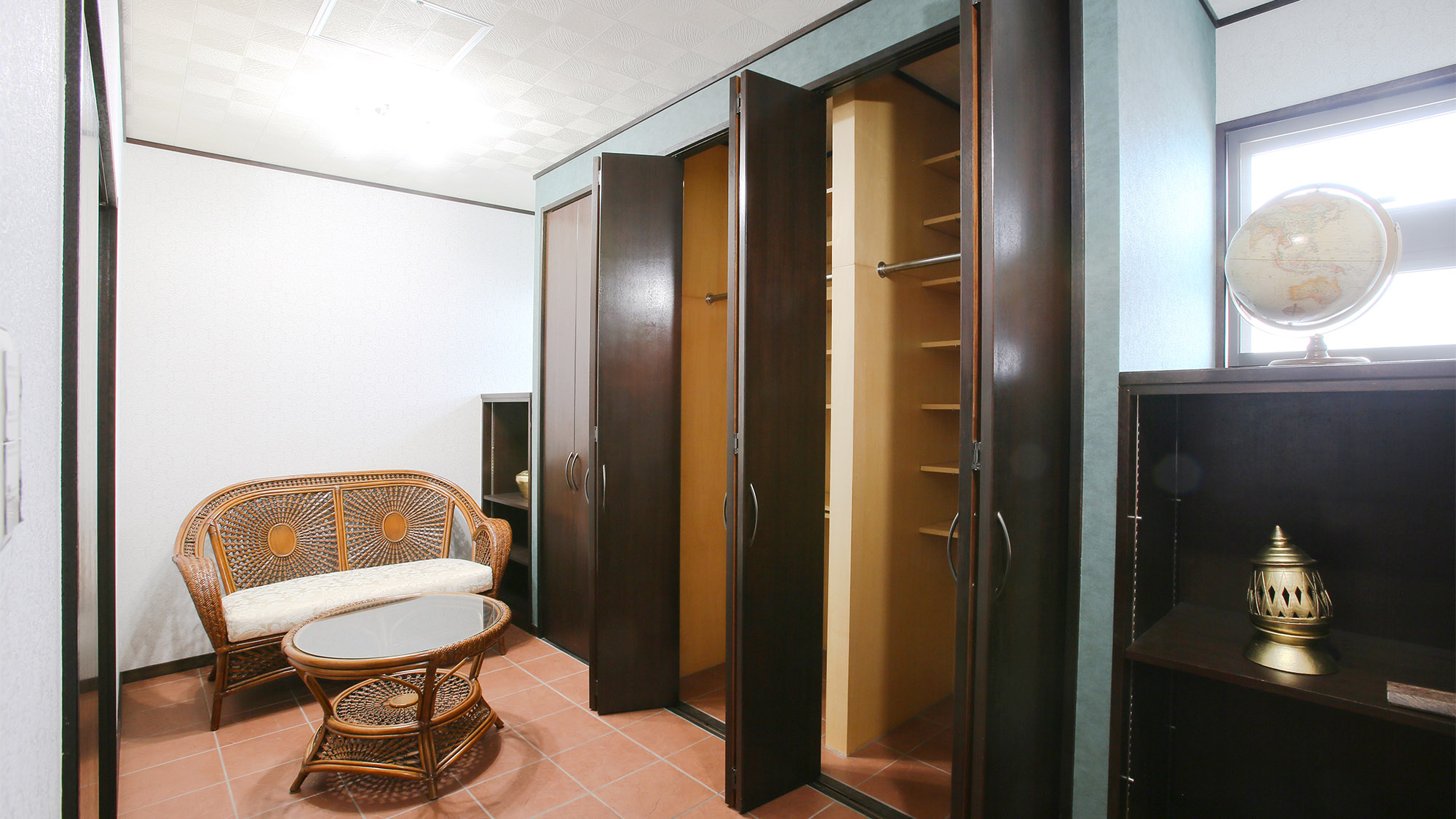 ・＜スイートルーム　Murikabushi＞洋服や荷物を整理しておける収納棚もご用意しております