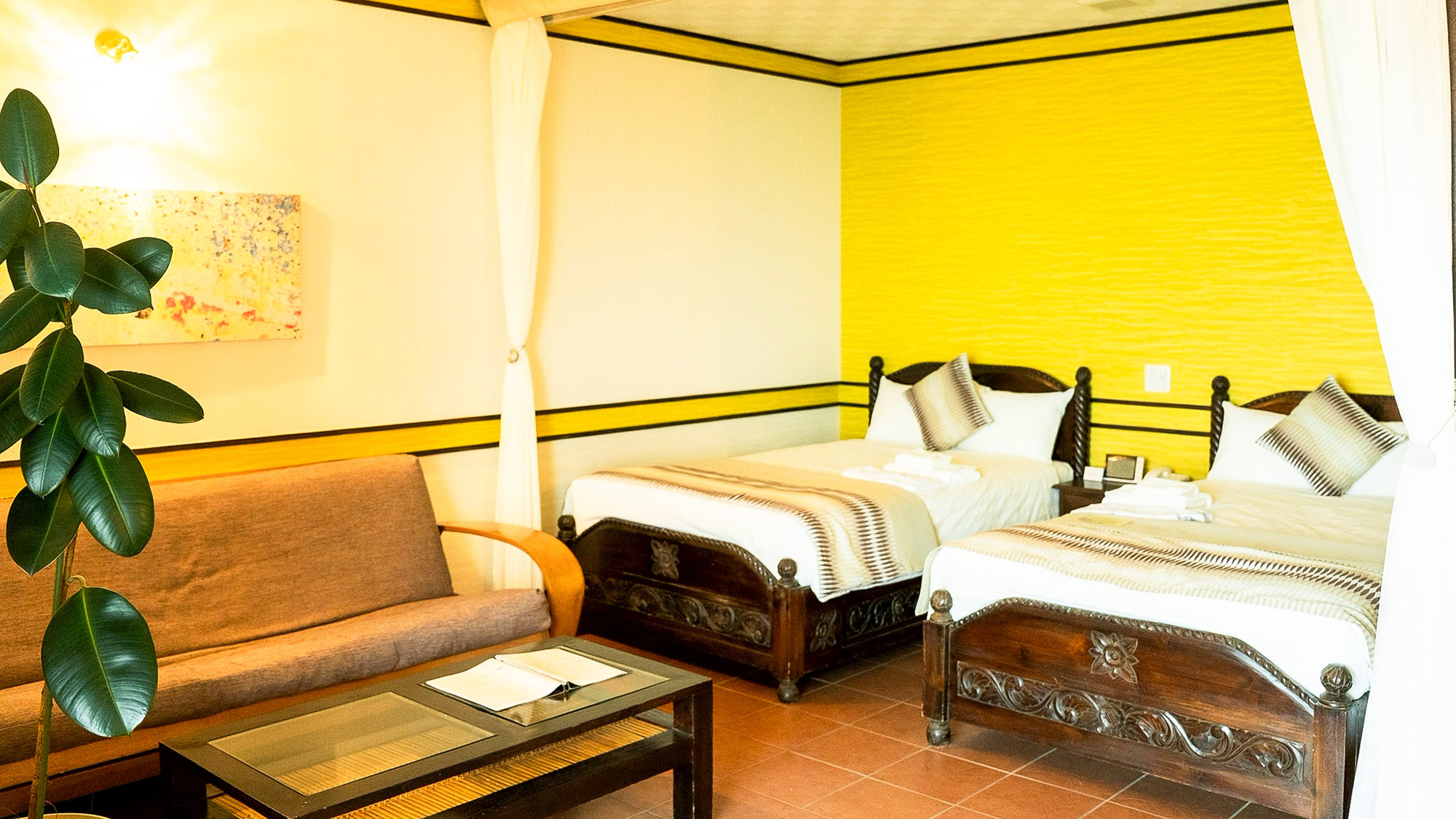 ・【スーペリアツインルーム】ナチュラルウッドとビビッドカラーが調和した温もりあるお部屋