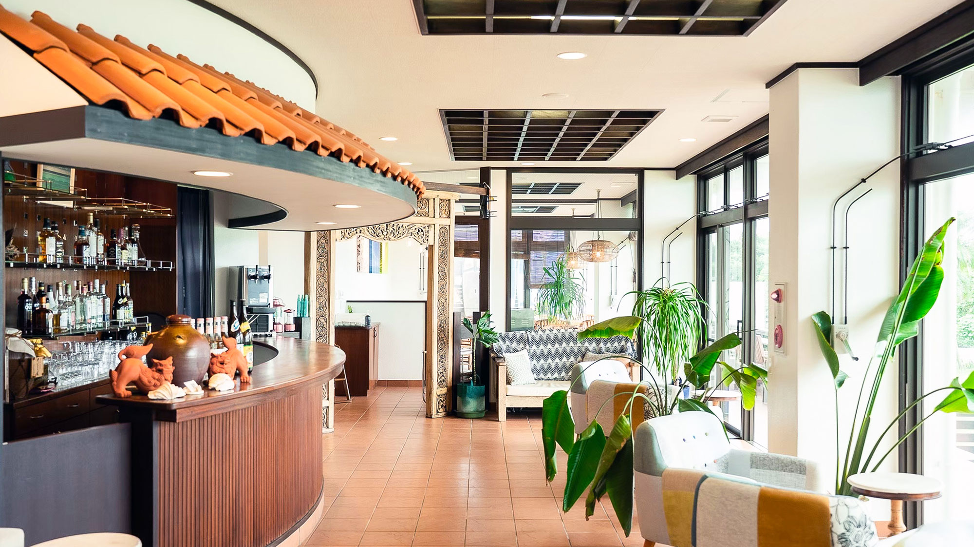 ・【レストラン／バー】光降り注ぐ、癒やしの空間。夜は多彩な酒と語らいの空間に