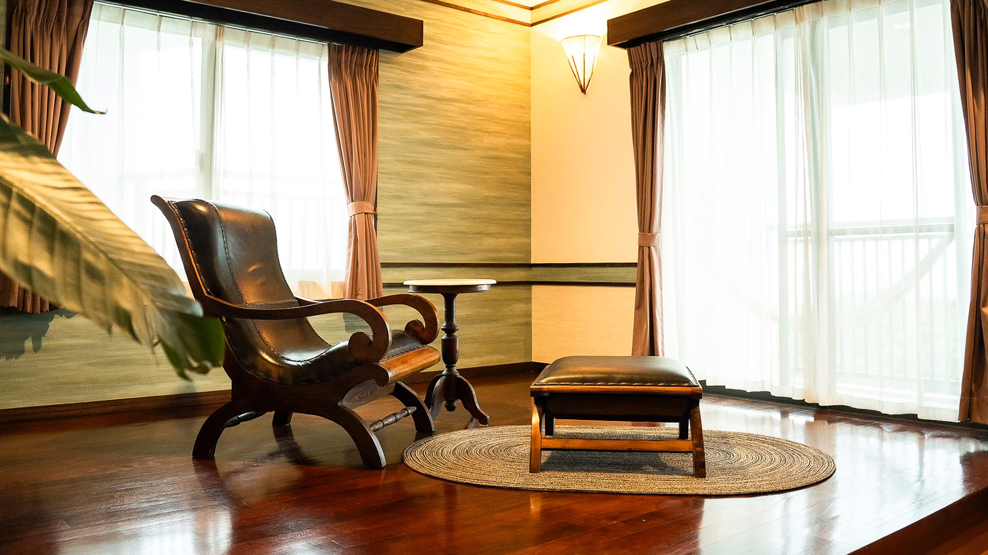 ・【デラックスツインルーム】開放的で大きな窓辺の一人用ソファ席。仕事や読書も快適に