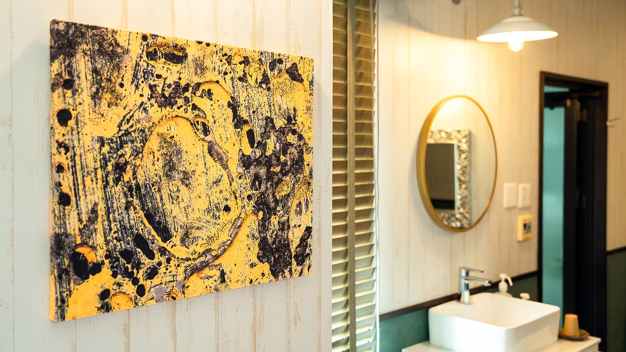 ・【デラックスダブルルーム】洗練されたアートと明るい洗面スペースが調和した、心地よいお部屋です