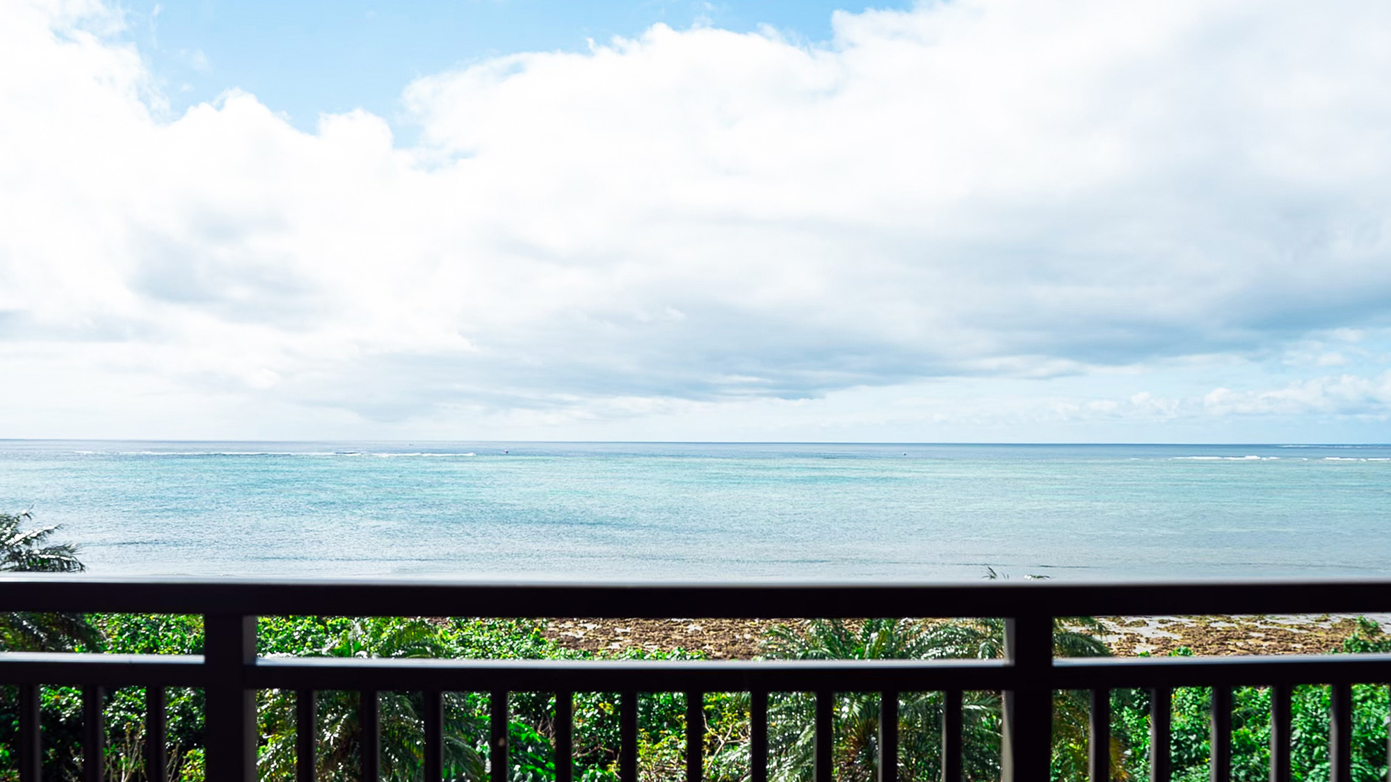 ・【スーペリアツインルーム】目の前いっぱいに広がる石垣の海。吹く風がとても心地いいです