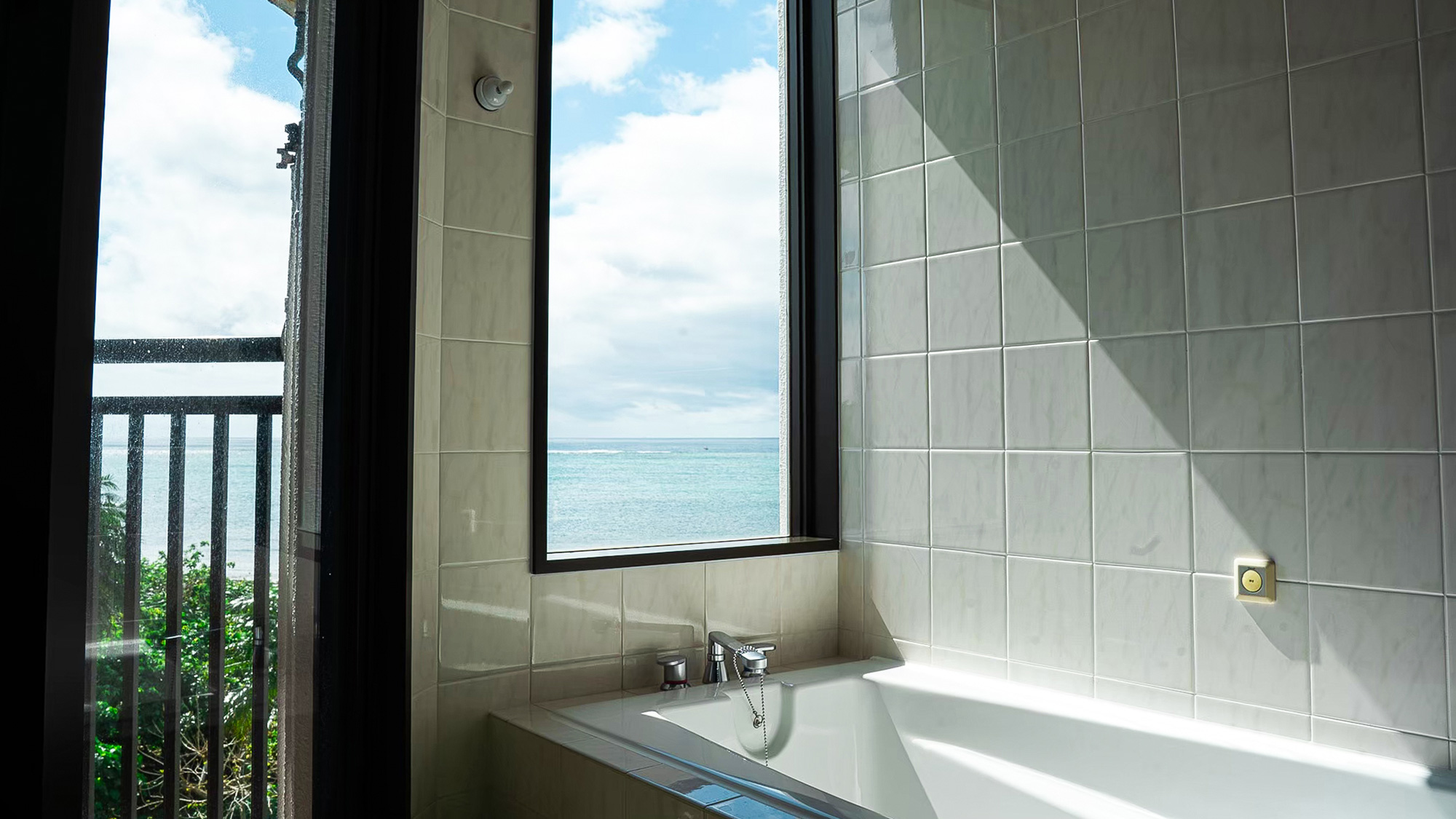 ・【スーペリアツインルーム】湯船に浸かりながら、美しい海の景色をご堪能いただけます