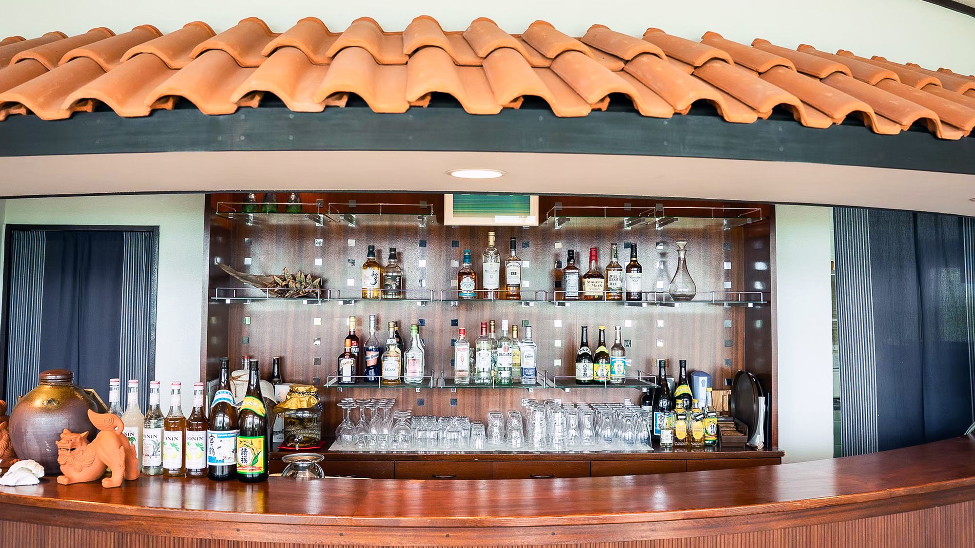 ・【レストラン／バー】多彩な酒と語らいの空間。泡盛片手に、ゆんたくタイム