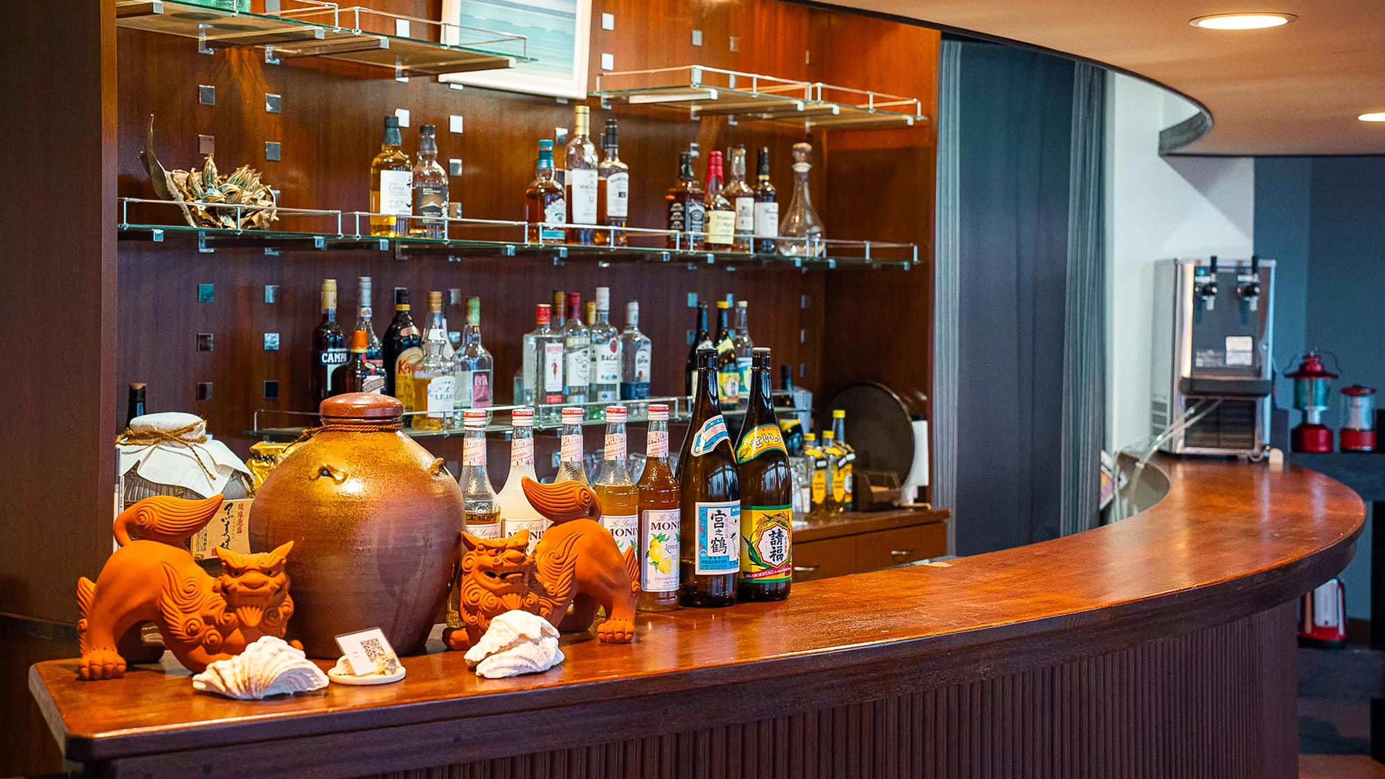 ・【レストラン／バー】守り神と味わう、島時間と島の美酒に酔いしれる夜