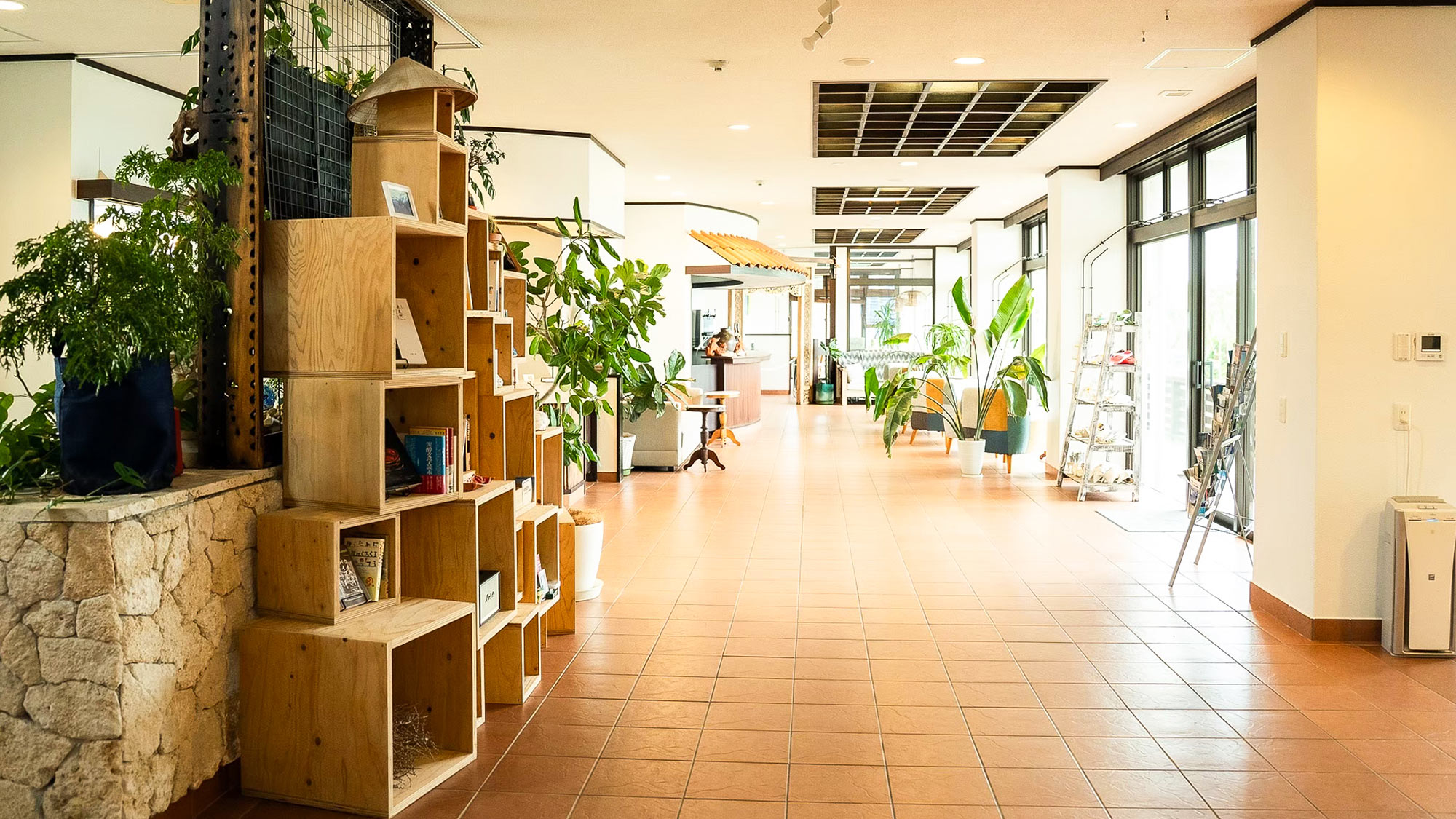 ・【ロビー】広々としたロビーは、明るく開放的。旅の始まりと終わりに安らぎを