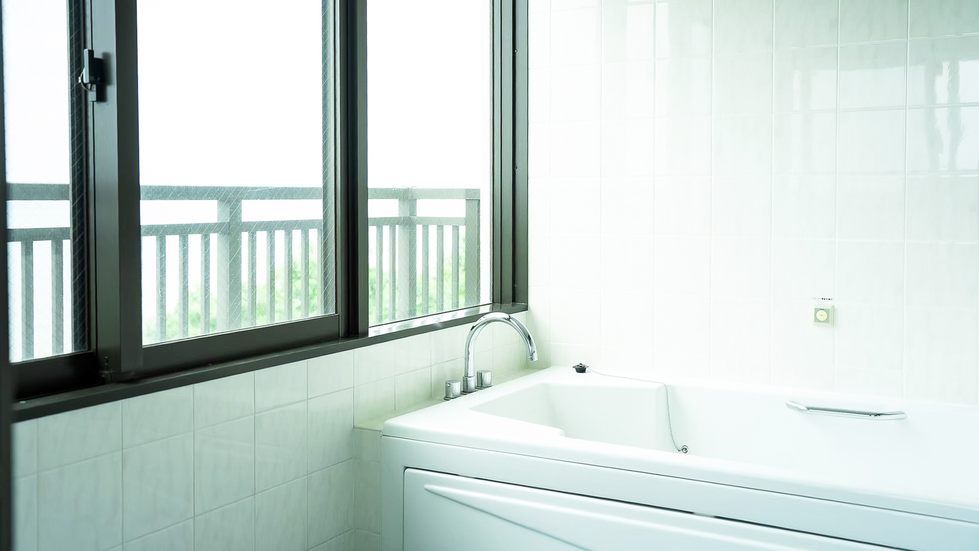 ・【スイートルーム】広くて清潔感のあるバスルーム。湯船に浸かって旅の疲れを癒してください