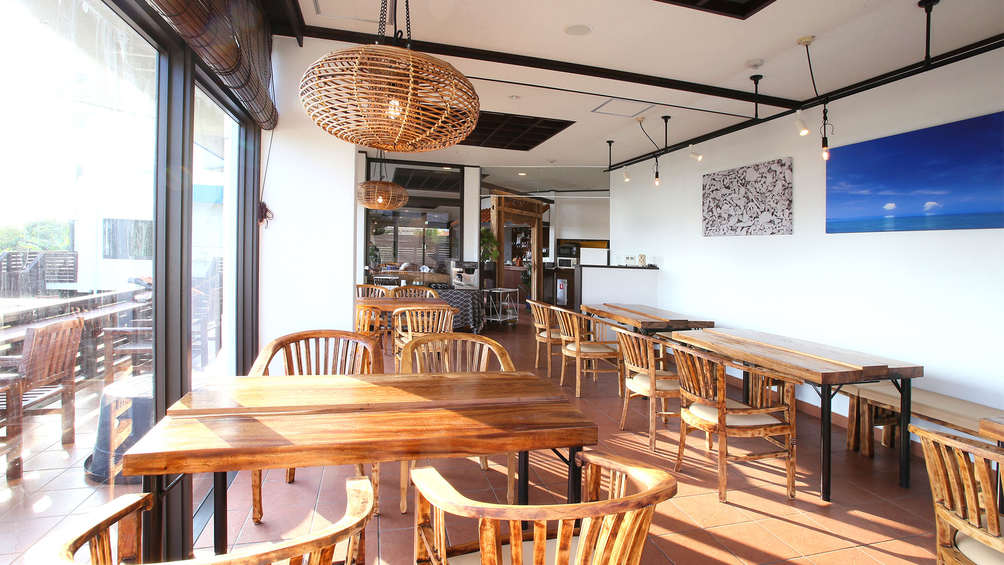 ・朝食会場／1階バーカウンターの奥にございます