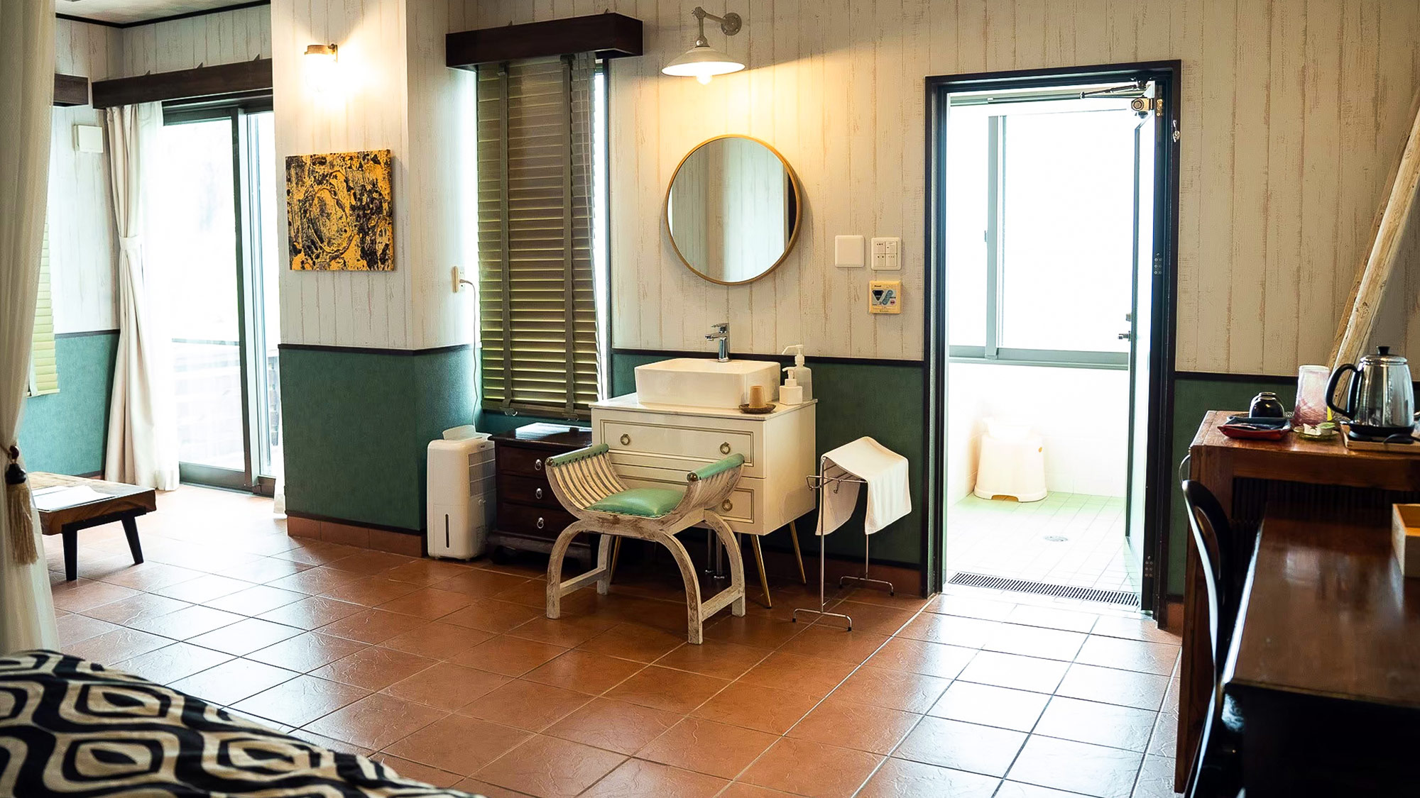 ・【デラックスダブルルーム】窮屈さを感じない広いスペースで、ゆったりと身支度をすることができます