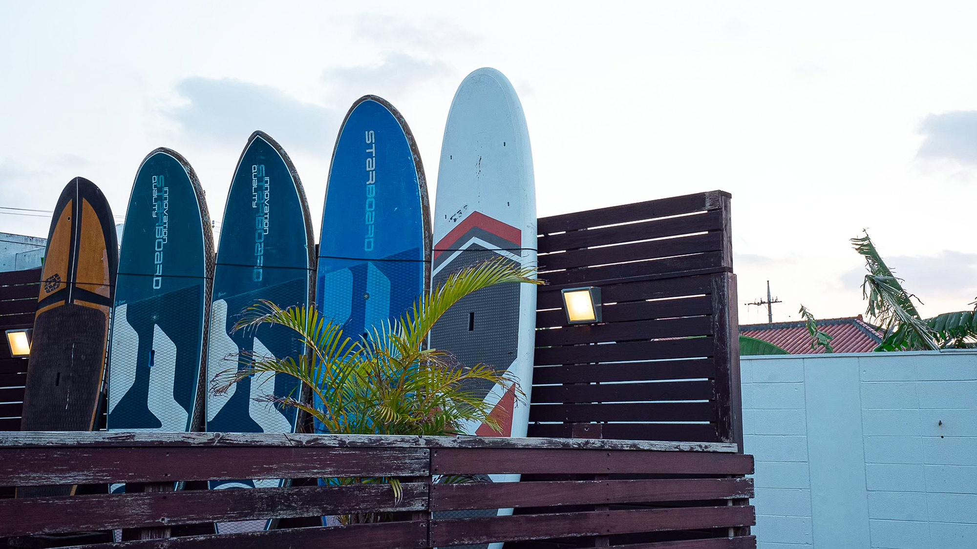 ・【外観】ウッドフェンスに並ぶサーフボードがリゾート気分を引き立てます