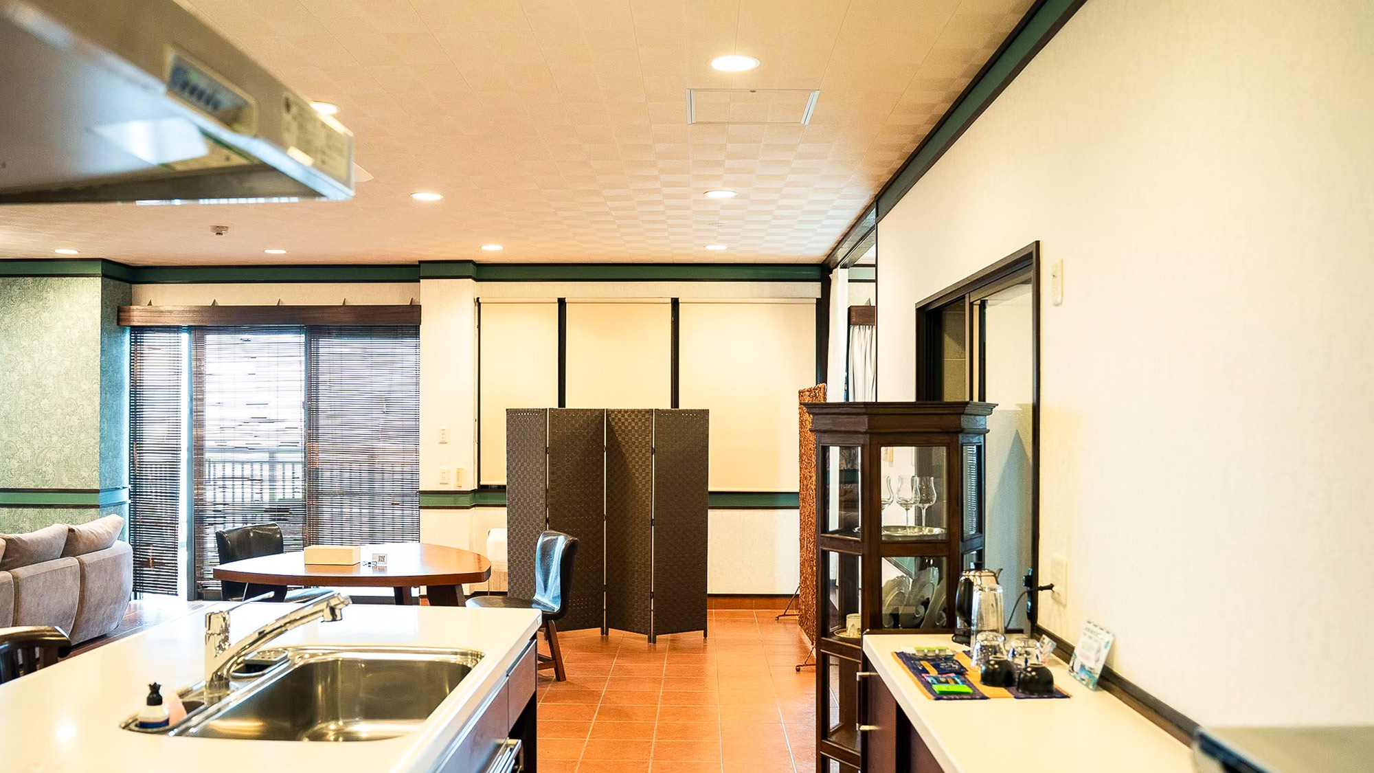 ・【スイートルーム】清潔感のあるキッチンスペース。ご家族やご友人とのお料理をお楽しみください