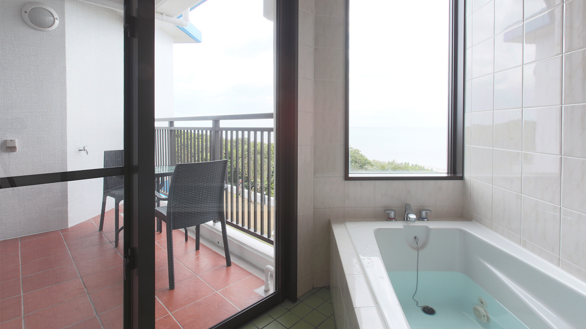 ・＜スーペリアツイン　Yuuna＞美しい海が見えるお風呂場。日々のお疲れを癒しましょう♪