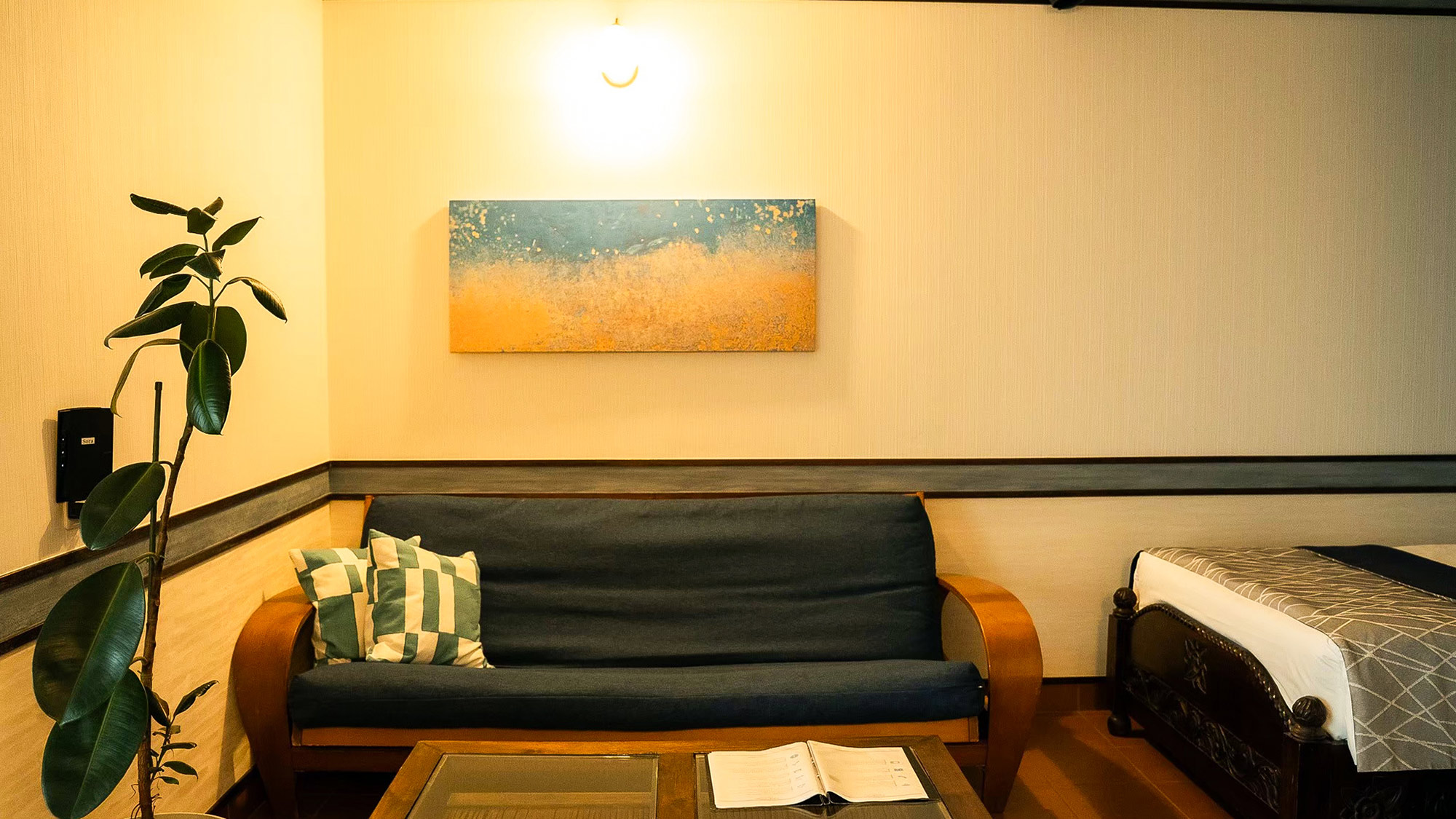 ・【スーペリアツインルーム】温かみのある照明とアートが彩る、ゆったり寛げる空間です