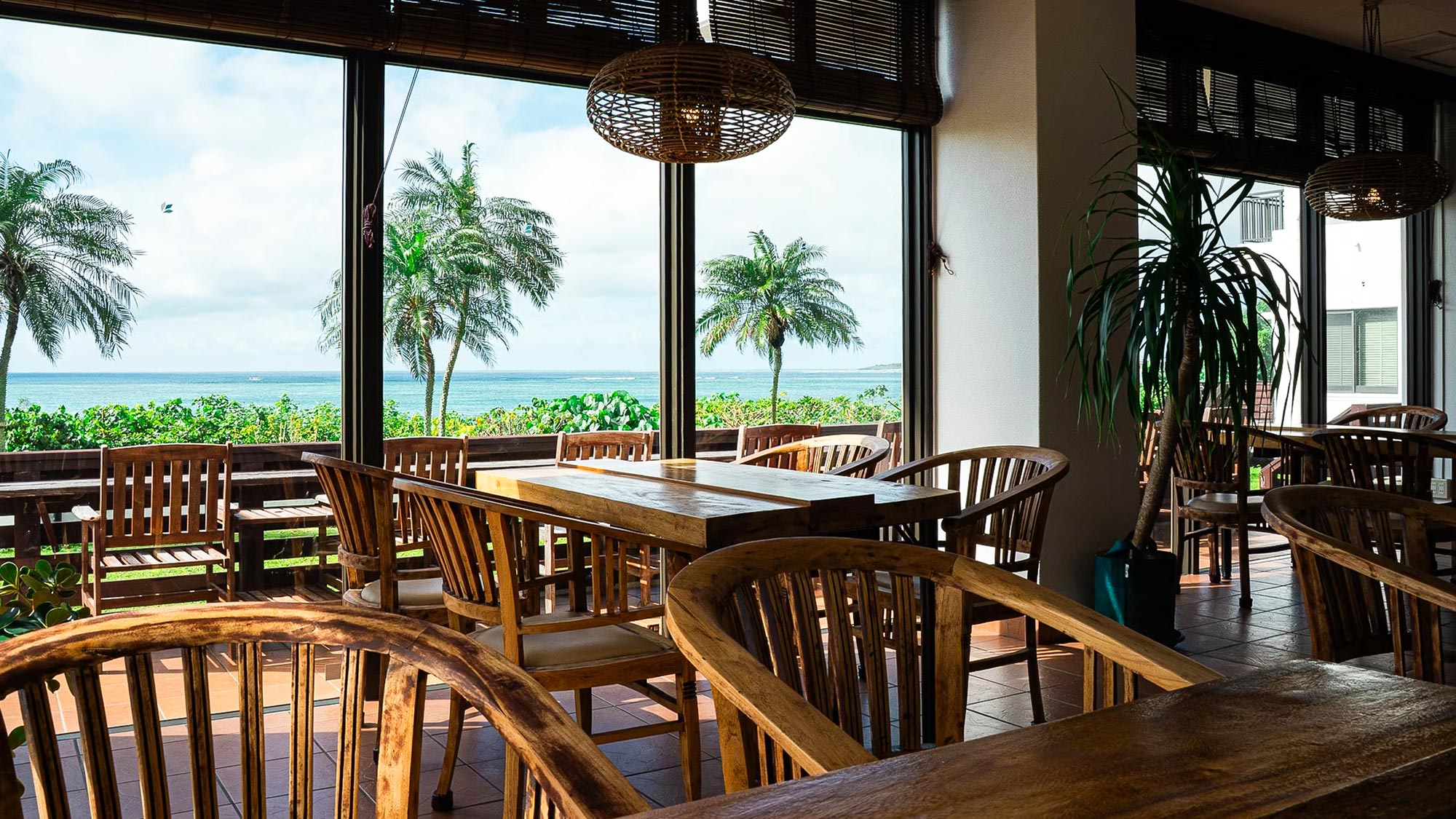 ・【レストラン】海を望む贅沢なロケーションで、素敵な時間をお過ごしください