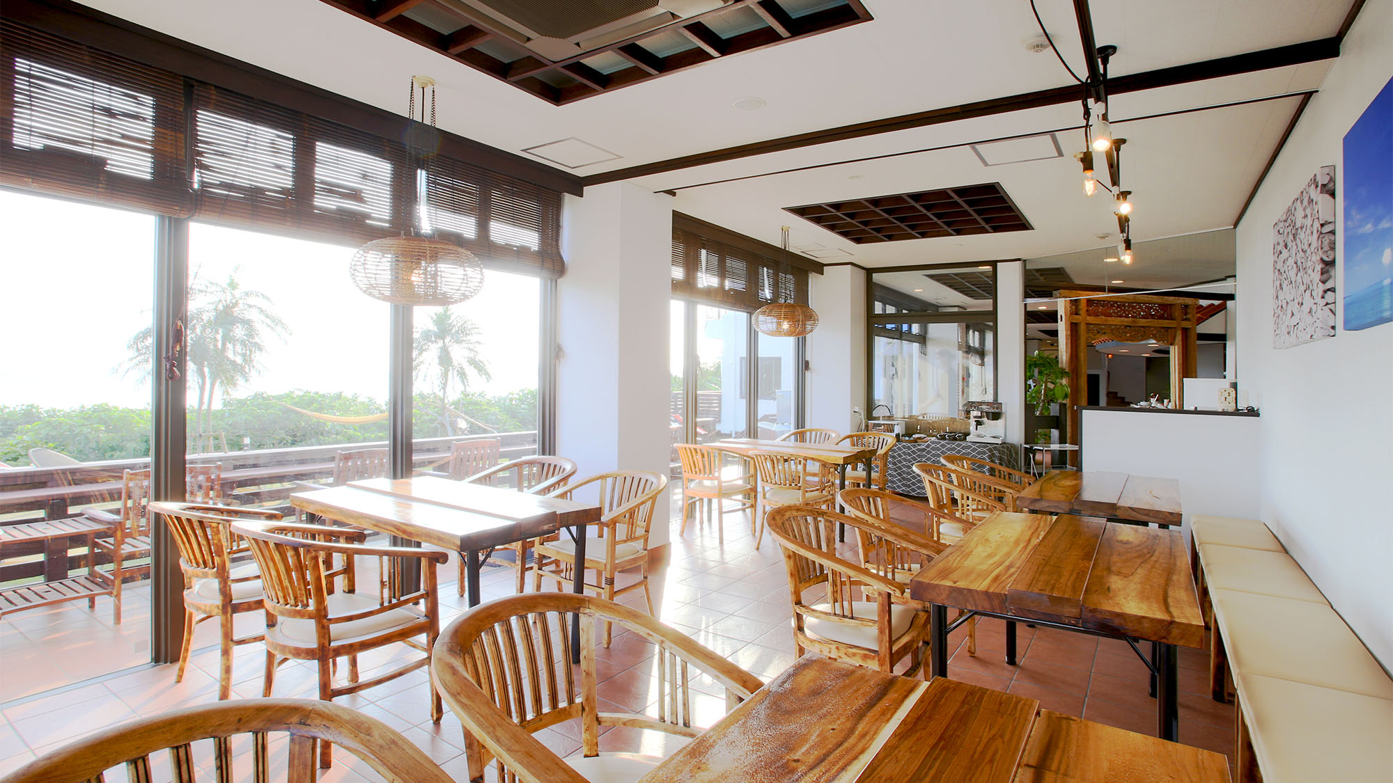 ・朝食会場／陽の光が差し込み明るく暖かな空間です