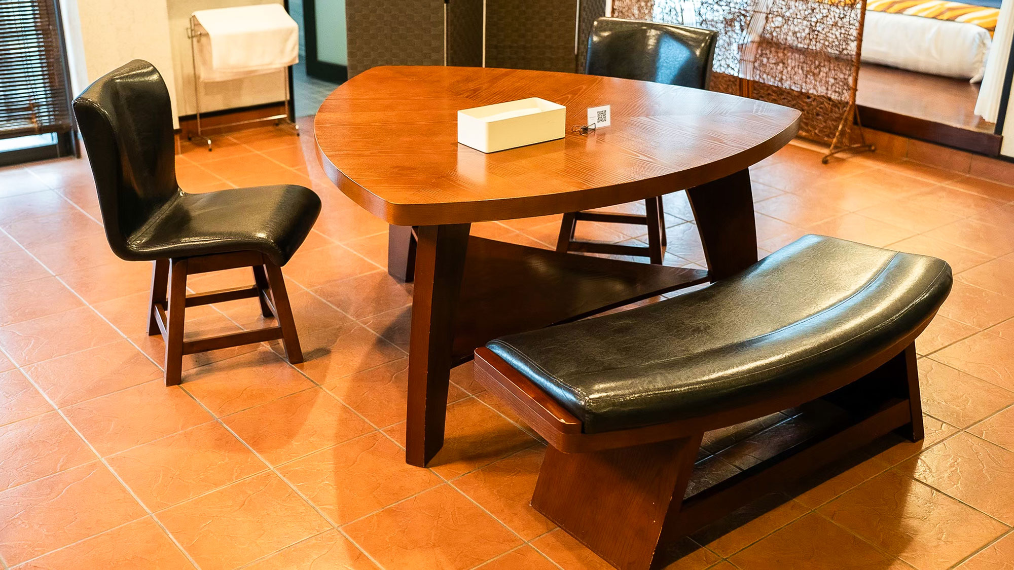 ・【スイートルーム】木の温もり感じる落ち着いたリビング。ご家族やご友人との団欒の時間をお過ごしくだい