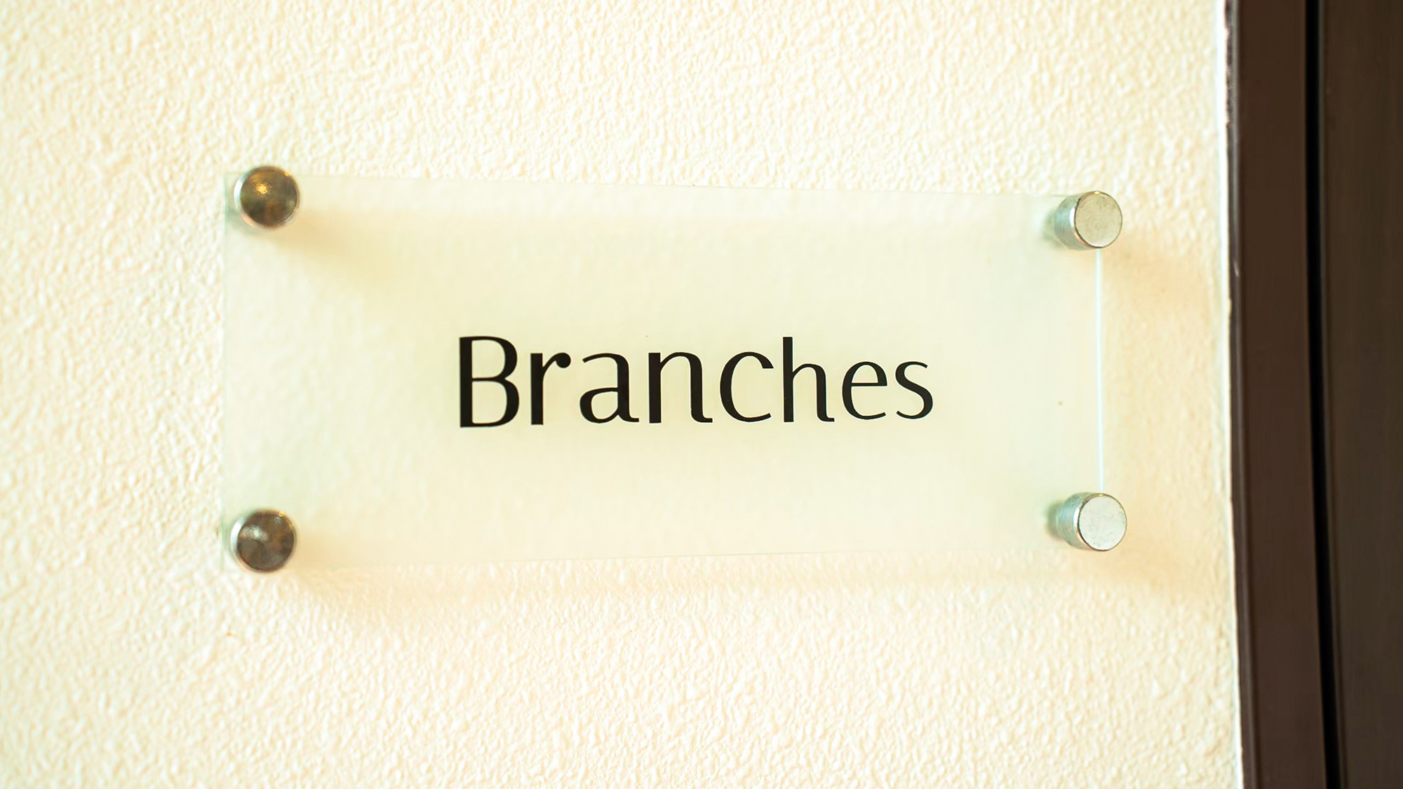 ・【デラックスダブルルーム】キングサイズのベッド1台設置。2名様までご宿泊いただけます