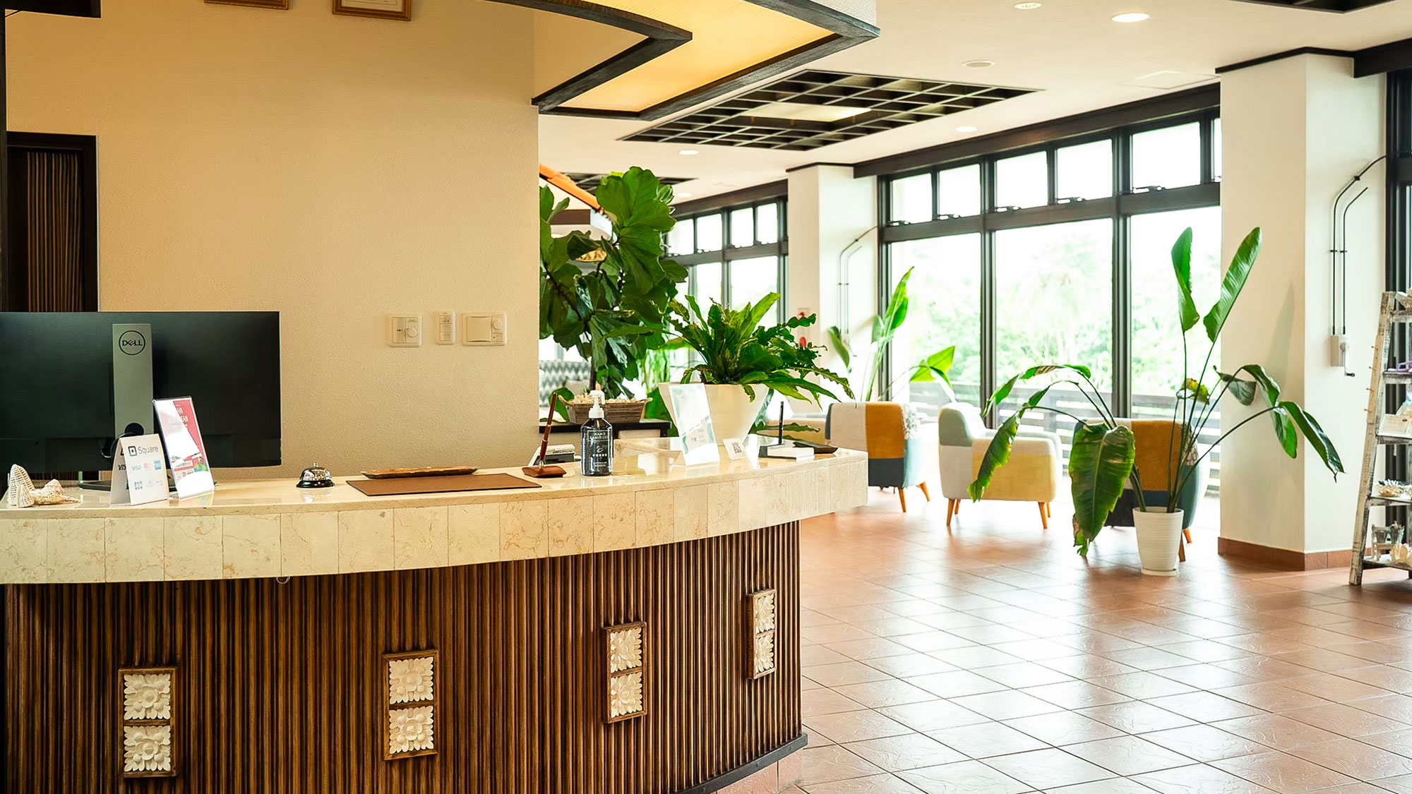 ・【フロント】明るいフロントでお客様をお出迎え。心身ともにリラックスする時間をお過ごしください